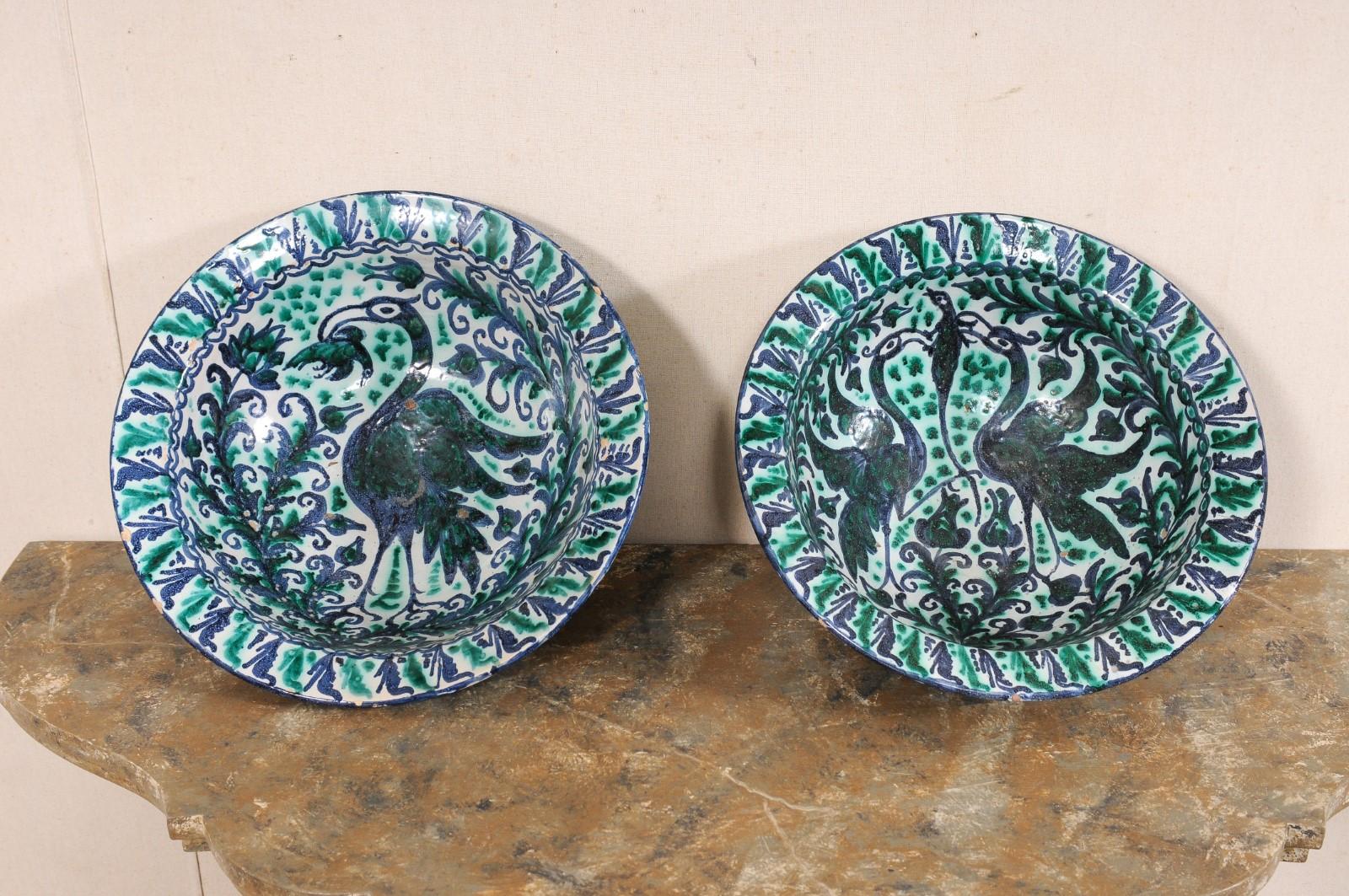 20ième siècle Ensemble de bols anciens en céramique espagnole à motif de feuillage et d'oiseaux en vente