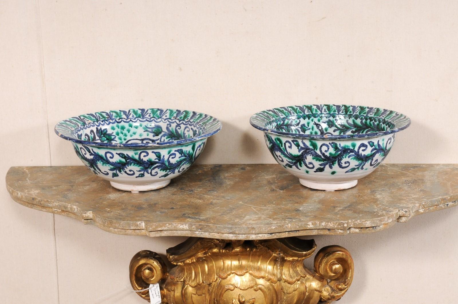 Céramique Ensemble de bols anciens en céramique espagnole à motif de feuillage et d'oiseaux en vente