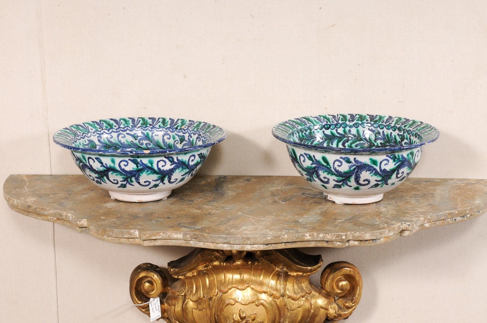 Ensemble de bols anciens en céramique espagnole à motif de feuillage et d'oiseaux en vente 1