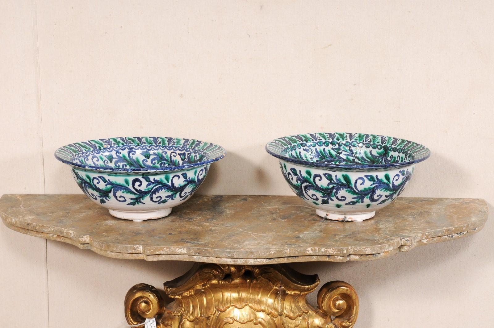 Ensemble de bols anciens en céramique espagnole à motif de feuillage et d'oiseaux en vente 2