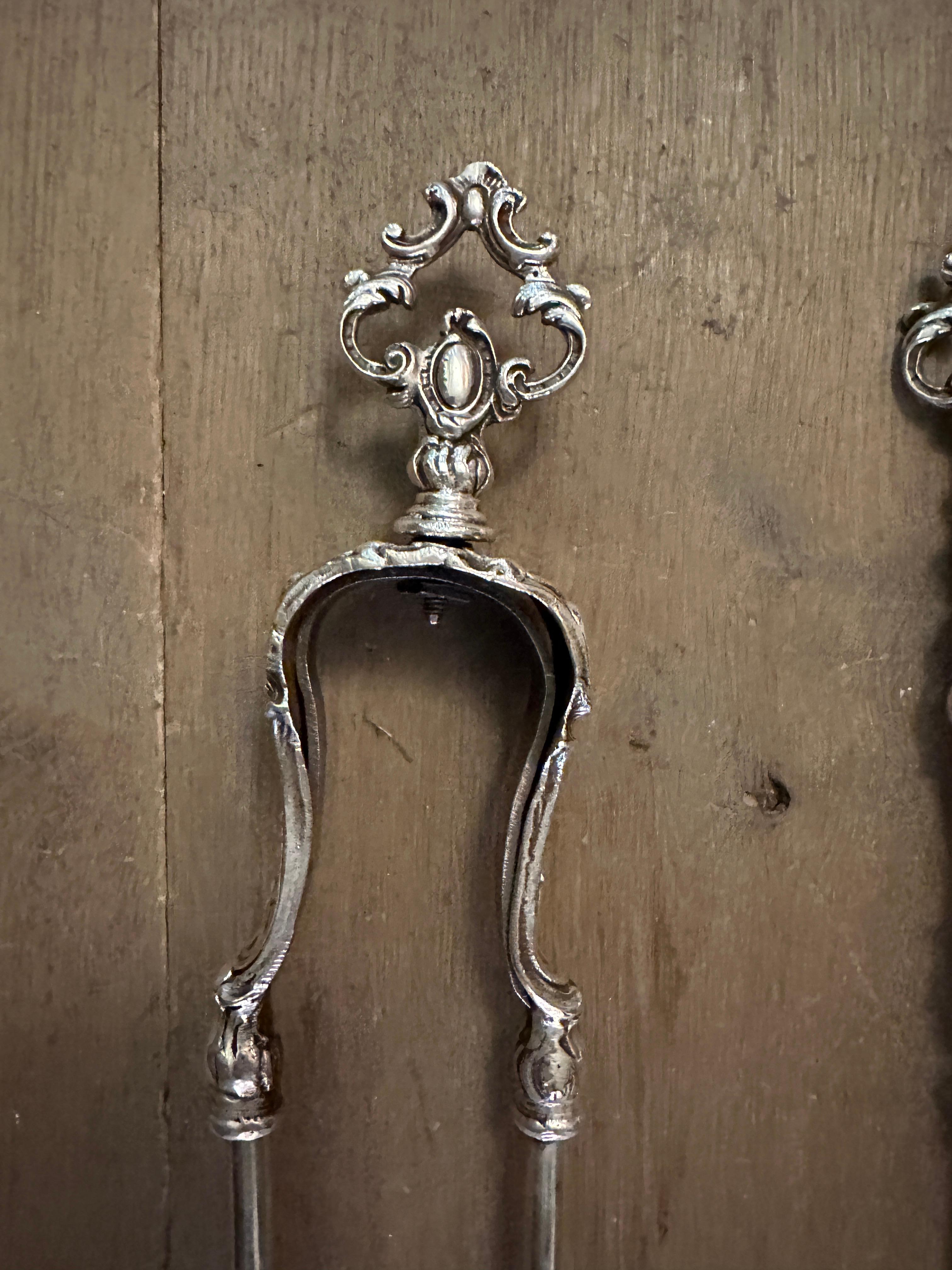 Juego de herramientas de fuego francesas antiguas de acero ornamentado en venta 2