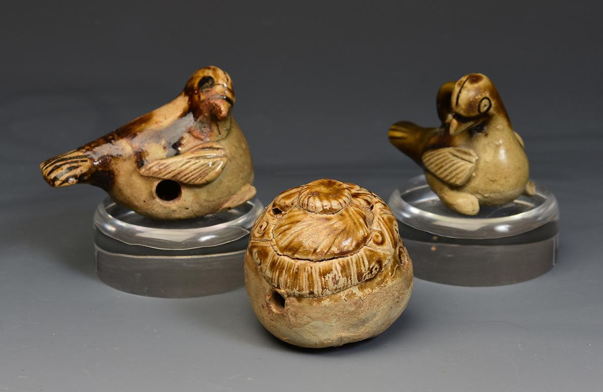 Eine Reihe von antiken Tang Dynasty Chinese Pottery Musikinstrument in Form eines Vogels im Angebot 2