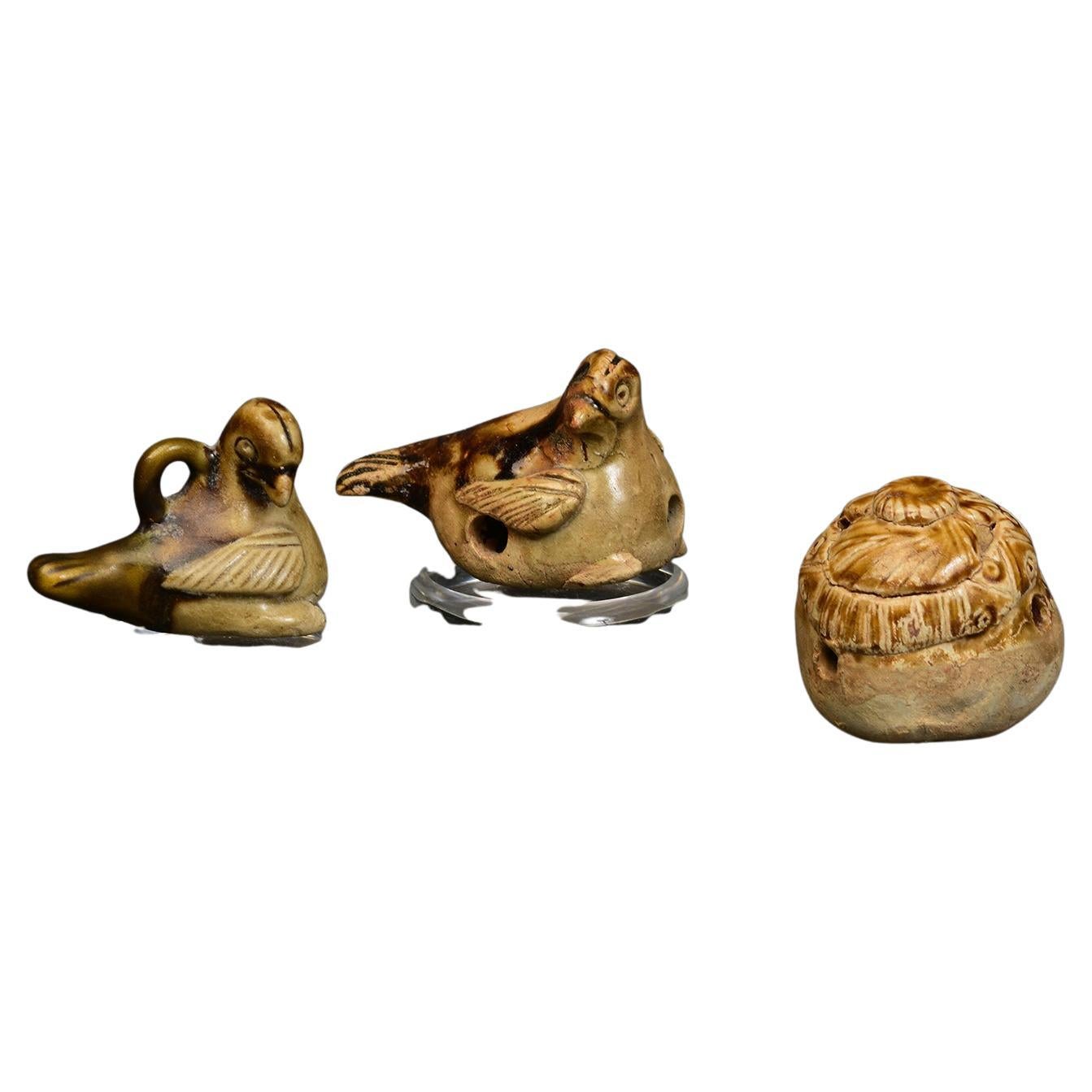 Eine Reihe von antiken Tang Dynasty Chinese Pottery Musikinstrument in Form eines Vogels