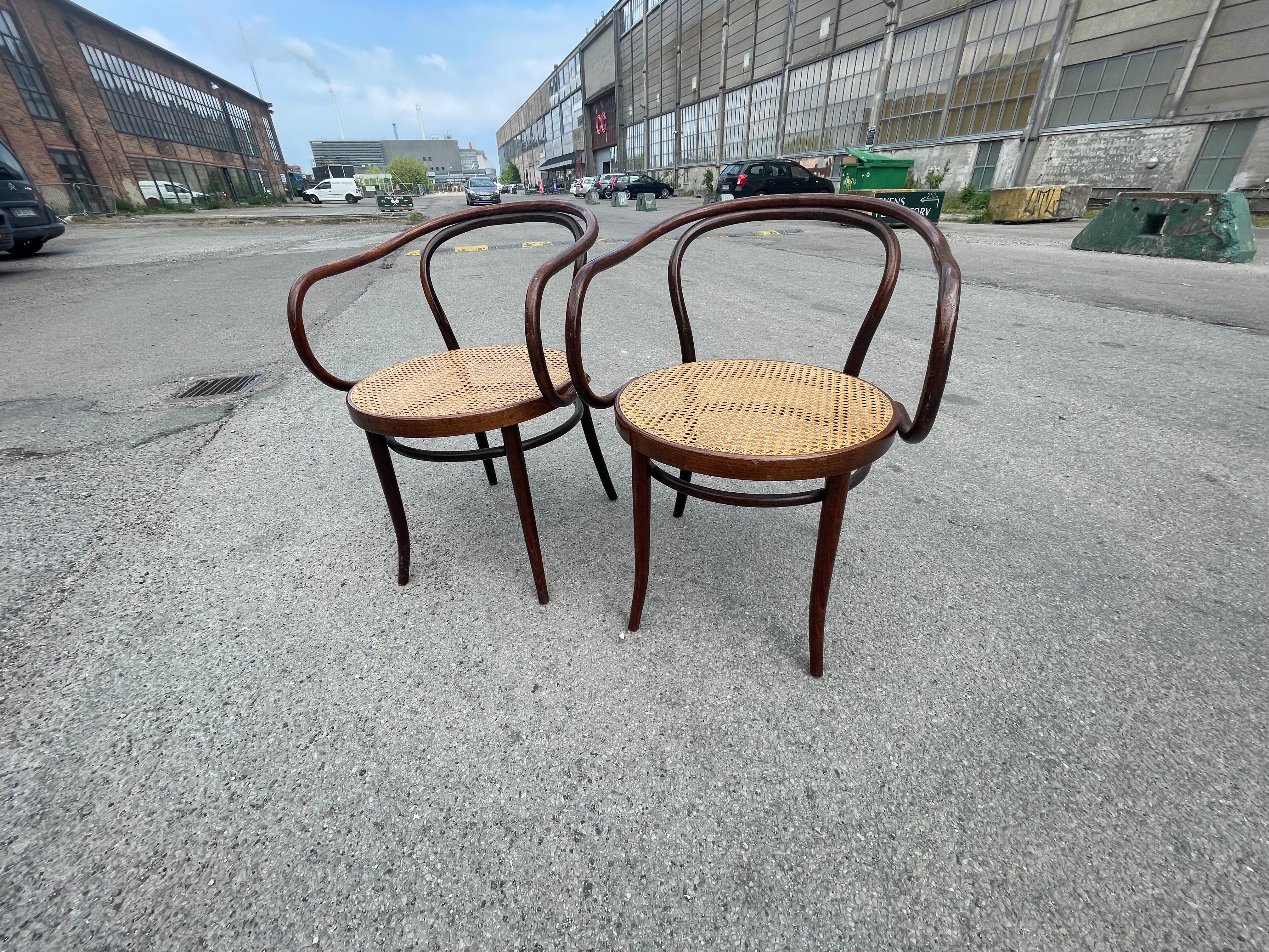 Bemerkenswerte Sesselgruppe, entworfen von Thonet und fachmännisch hergestellt von Ligna in den 1950er Jahren. Diese Sessel vereinen die visionäre Designästhetik von Thonet mit der Handwerkskunst von Ligna und strahlen Raffinesse und Charme aus. Von
