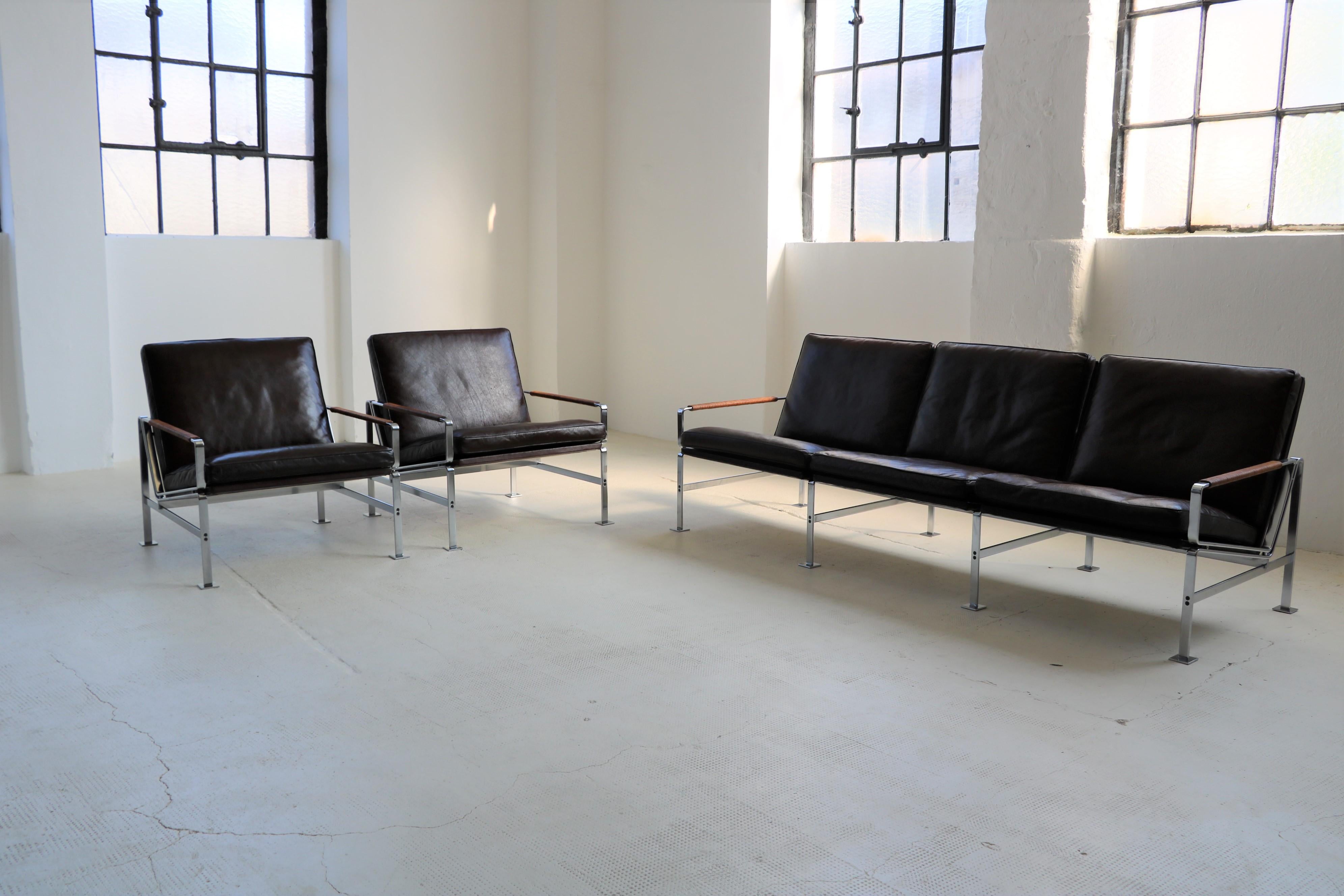 Une belle paire de fauteuils par les célèbres designers Preben Fabricius et Jorgen Kastholm pour Kill International. 

Châssis en acier plat, revêtement en cuir brun foncé, accoudoirs en cuir brun, modèle FK 6720.

Ce set est une exécution précoce