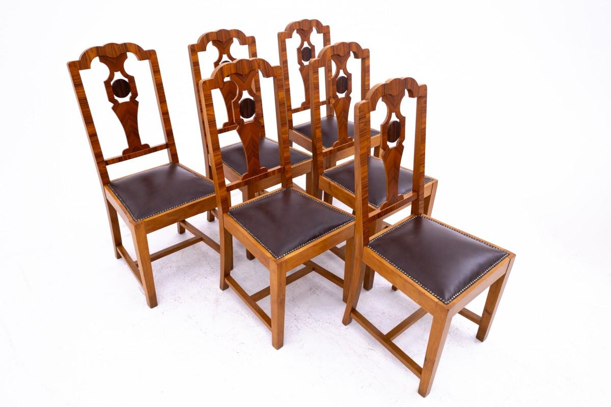 Art-Déco-Stühle aus der Mitte des 20. Jahrhunderts, Polen.

Möbel in sehr gutem Zustand nach professioneller Renovierung. Die Sitze sind mit neuem Naturleder bezogen.

Abmessungen: Höhe 102 cm / Sitzhöhe. 45 cm / Breite 45 cm / Tiefe 52 cm