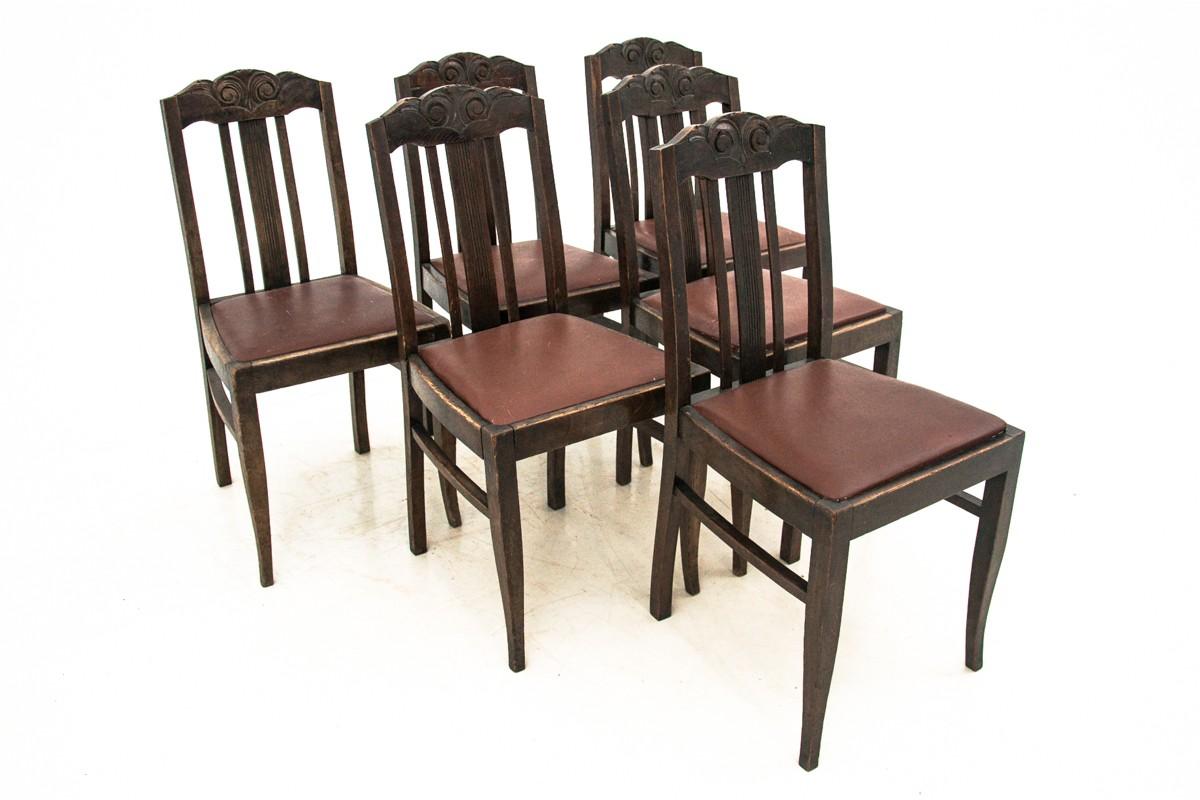 A set of antique chairs from the early 20th century.

Dimensions: Height 90 cm, seat height 46 cm, width 44 cm, depth 51 cm.