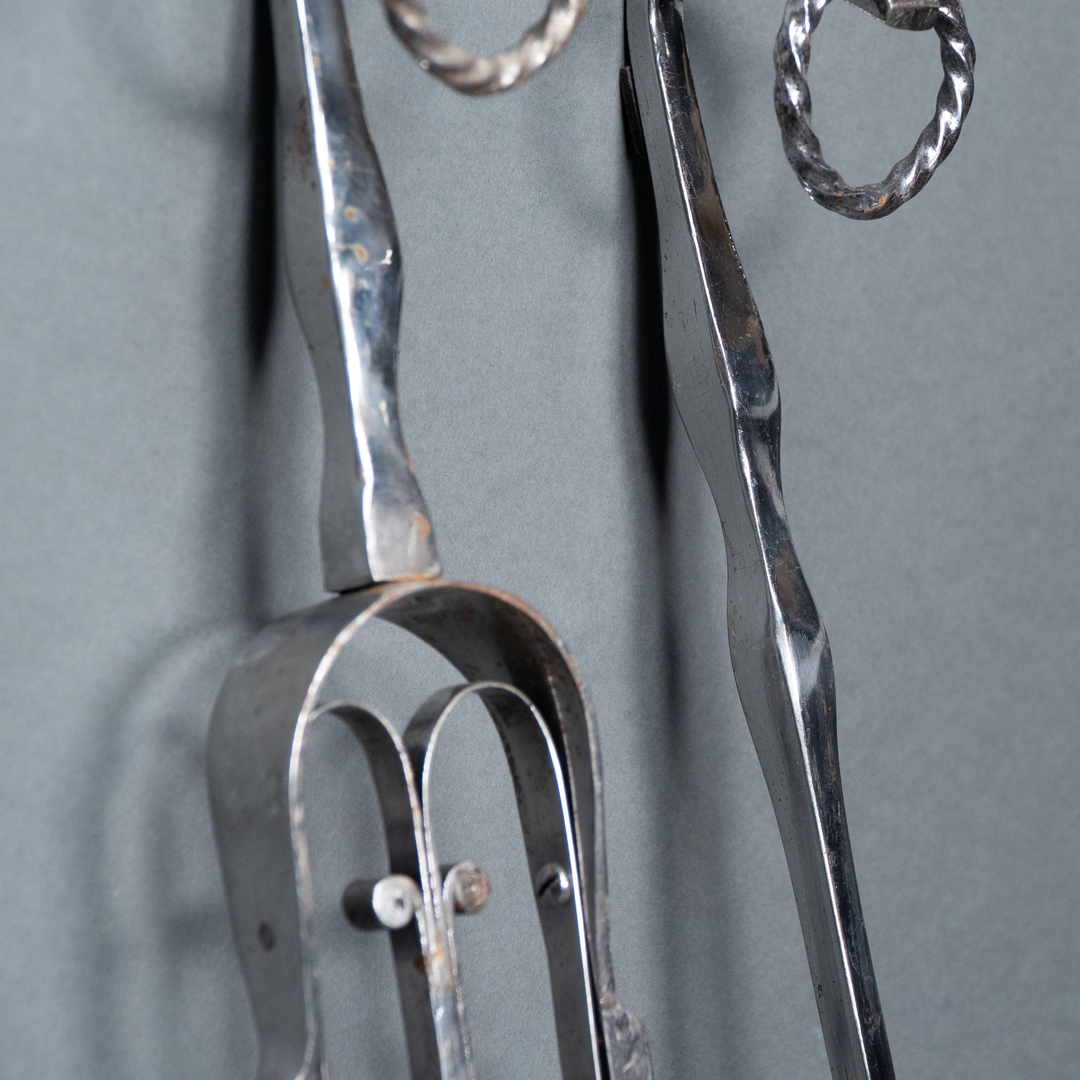 Ein Set von handgeschmiedeten Feuerutensilien aus poliertem Stahl der Arts and Crafts Cotswold School im Angebot 11