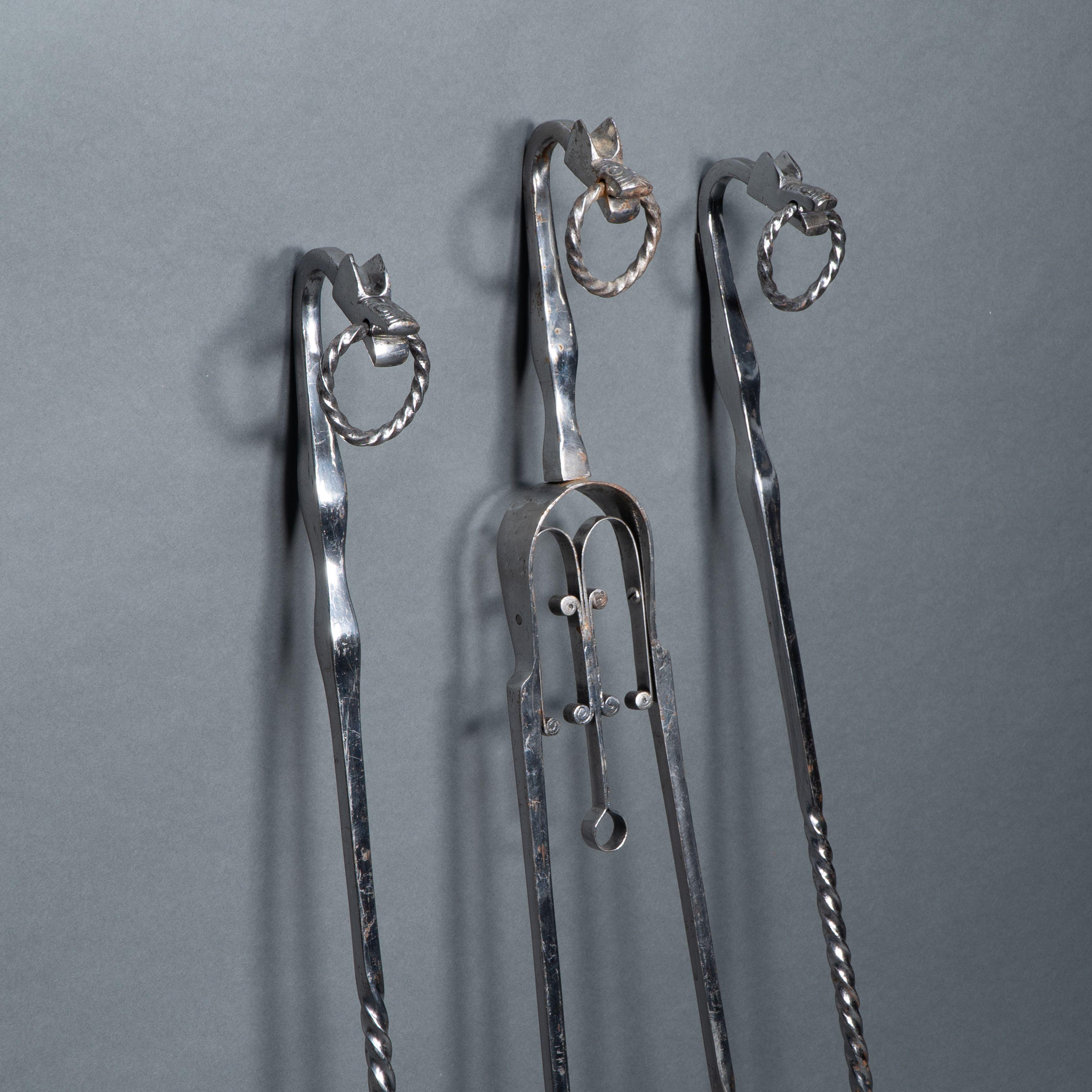 Ein Set von handgeschmiedeten Feuerutensilien aus poliertem Stahl der Arts and Crafts Cotswold School (Britisch) im Angebot