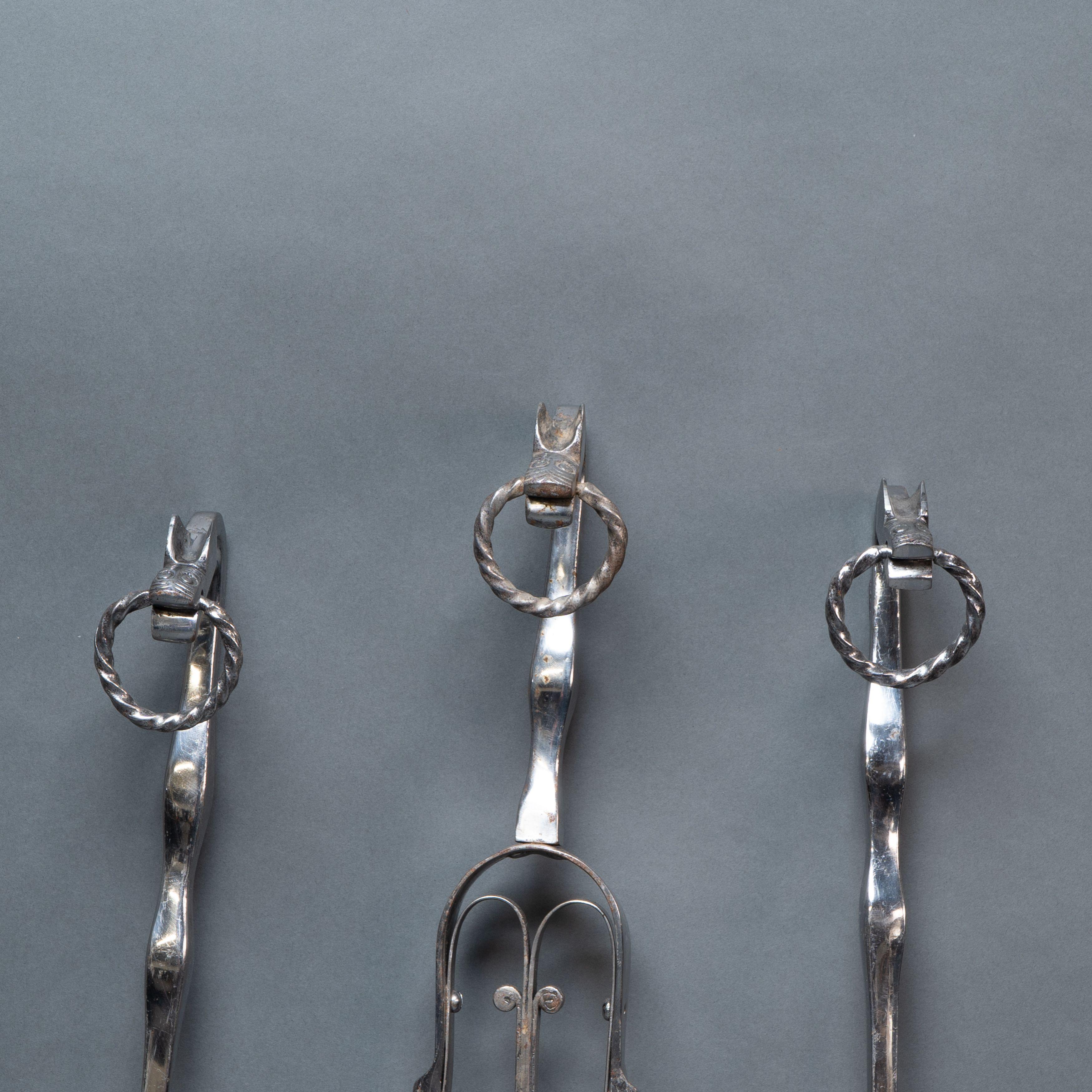 Ein Set von handgeschmiedeten Feuerutensilien aus poliertem Stahl der Arts and Crafts Cotswold School im Angebot 1
