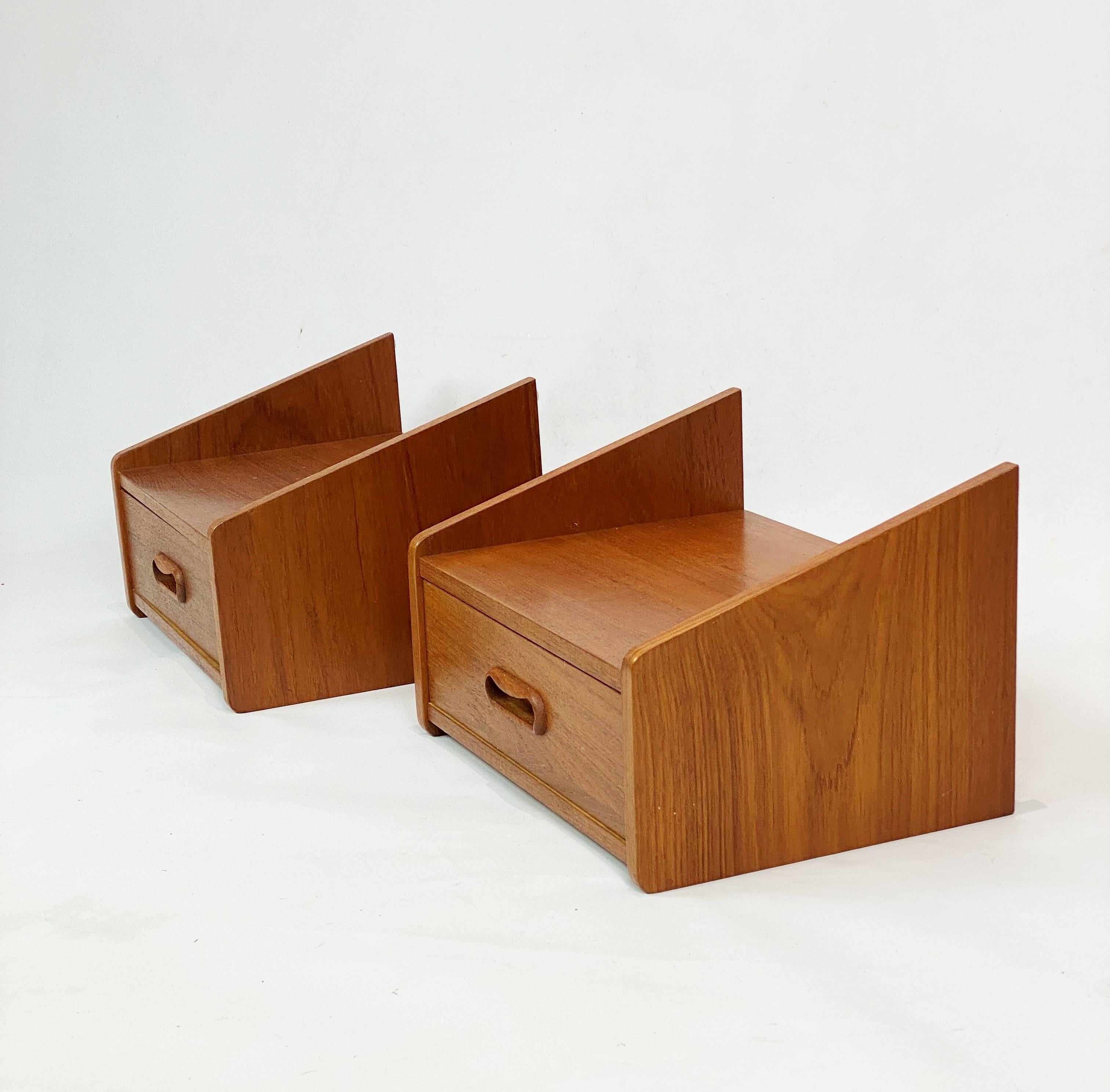 A set of bedside tables with drawer in teak of Danish design from the 1960s. The items are in great vintage condition.
 