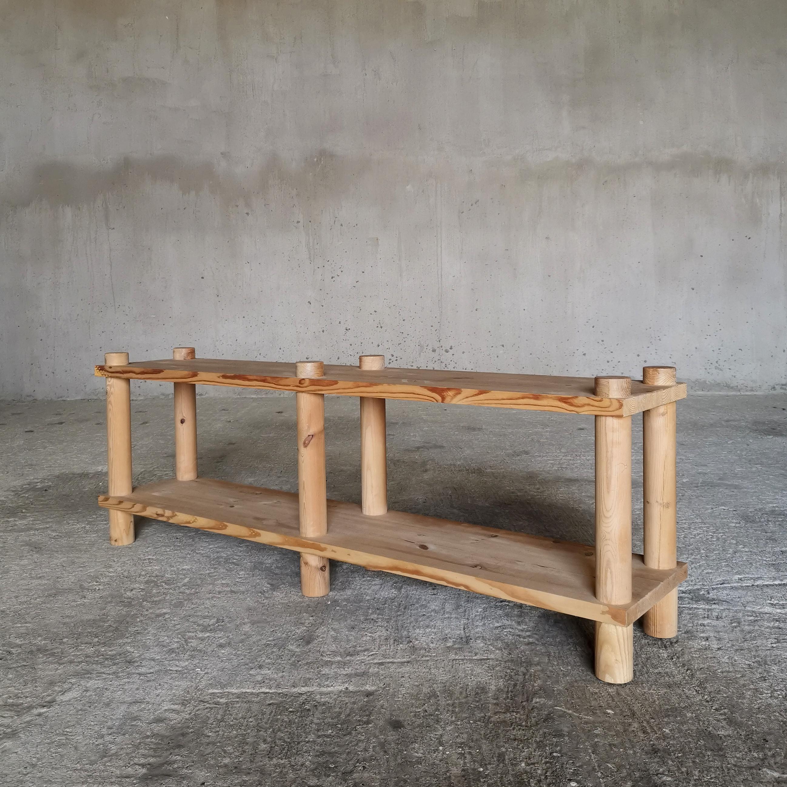 Ensemble de bancs / étagères / séparateurs de pièces en pin d'Oregon massif, fabriqués par un ébéniste, Danemark, années 1960. 
Conçu à la manière des architectes danois emblématiques Knud Friis & Elmar Moltke Nielsen et Rainer Daumiller, connus