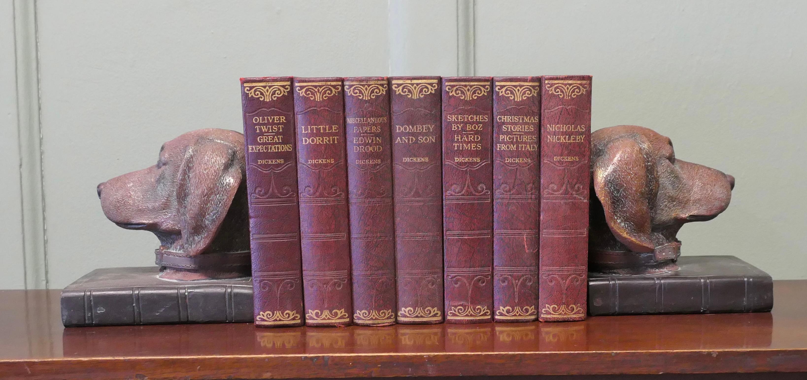 Ein Satz Buchstützen für den Hundeliebhaber

Ein sehr attraktives Paar und ein cleveres Design. Die Enden sind als Bücher gestaltet, auf die die Hundeköpfe gesetzt werden, um die Stützen für Ihre Bücher auf dem Schreibtisch zu bilden. 
Die