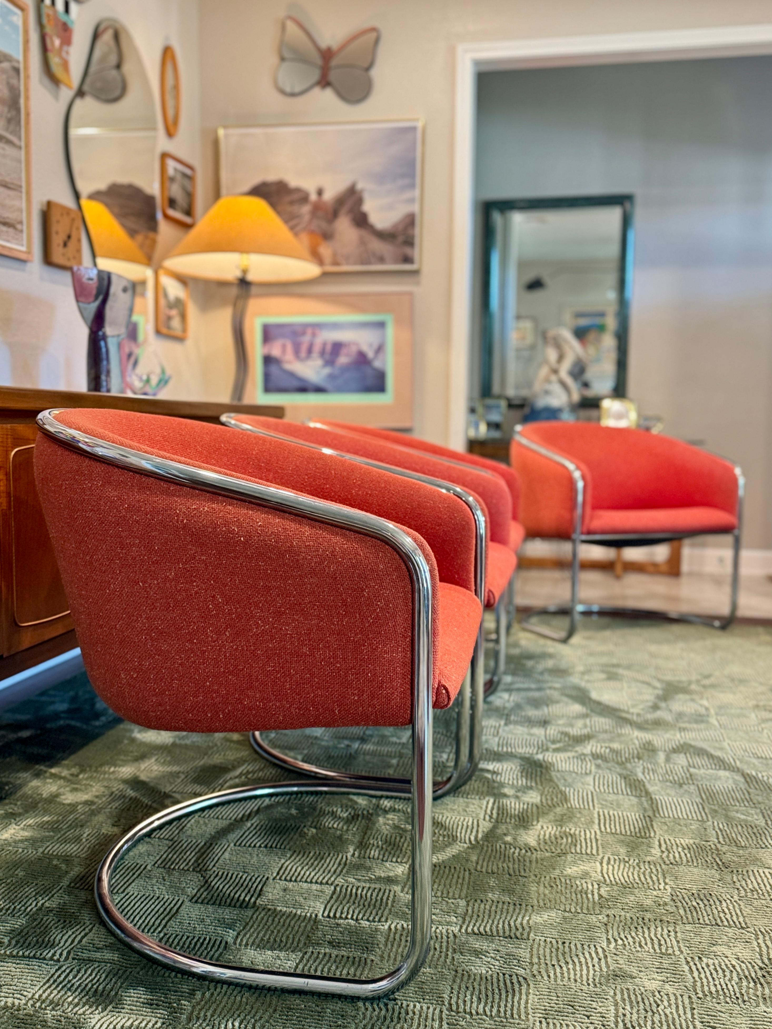 Ensemble de 2 fauteuils club à dossier en tonneau chromé en porte-à-faux, par Anton Lorenz pour Thonet. En très bon état. Le tissu rouge/orange est d'origine et il n'y a pas de déchirures, juste une légère décoloration. 

Les chaises ne sont pas