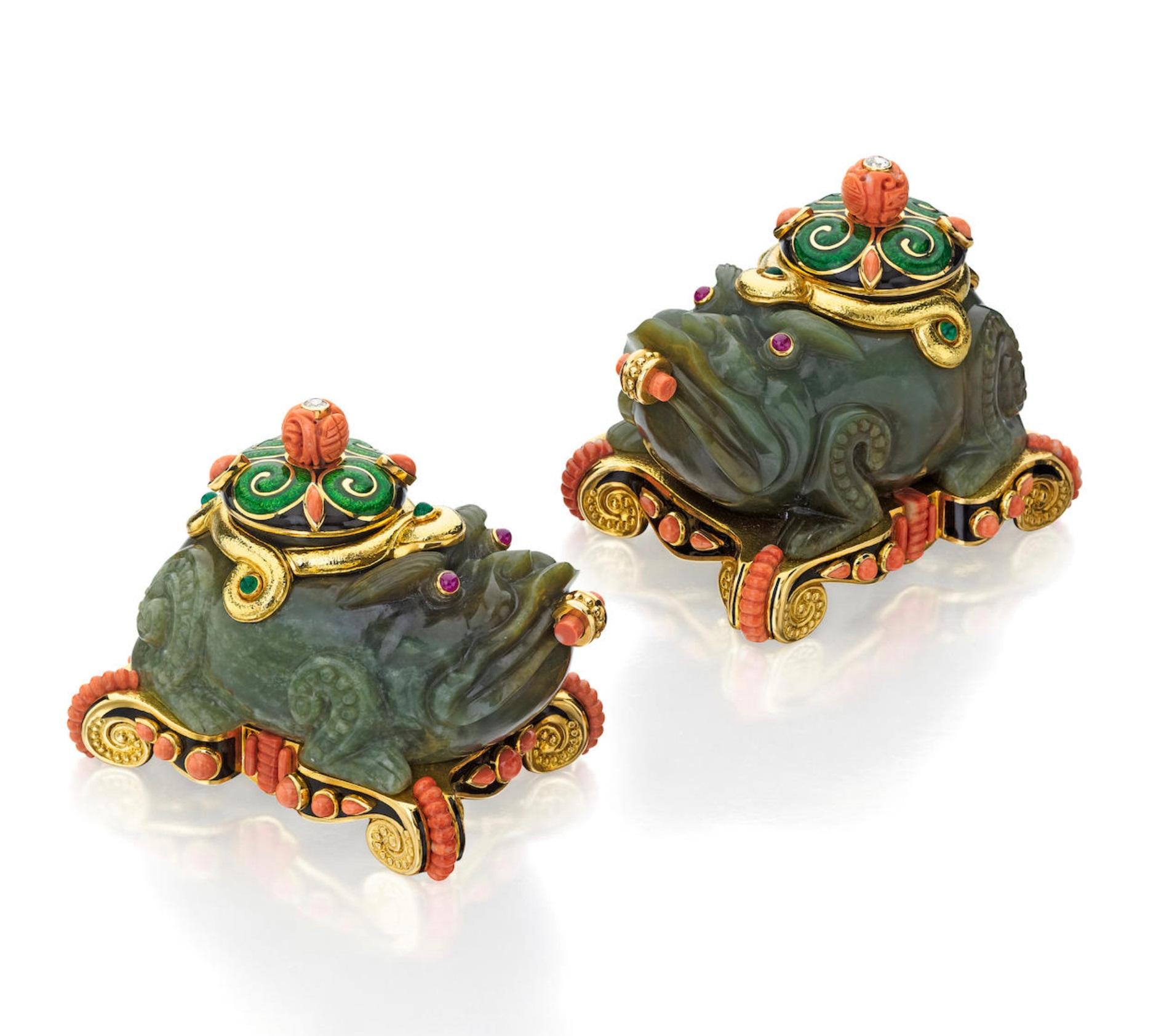 Set aus geschnitzten Jade-Emaille-Korallen-Diamant- und Edelsteinbesetzten Foo-Dog-Kasten von David Webb (Antiker Kissenschliff)