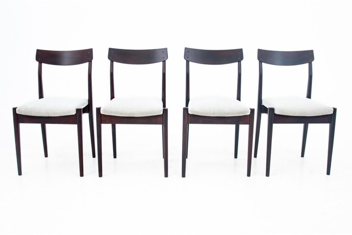 Chairs from the 60s


Chairs with a minimalist, modern form will work great in contemporary interiors. Slender, wooden, contoured backrests provide comfortable seating.

Furniture in very good condition, after professional renovation, the seats have