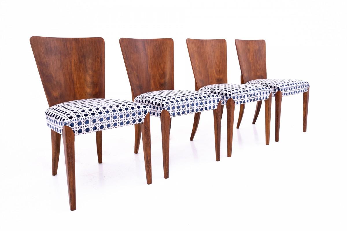 Sillas diseñadas por J. Halabal en la década de 1930, Checoslovaquia.

Muebles en muy buen estado, renovados profesionalmente. Los asientos de las sillas se han tapizado con tela nueva.

Dimensiones: altura 77 cm / altura asiento 44 cm / anchura 46