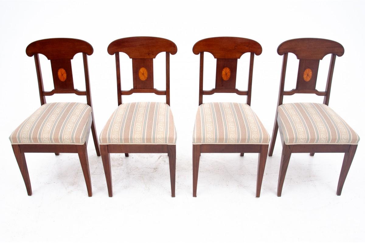 Chaises anciennes d'environ 1860, Europe du Nord.

Le mobilier est en très bon état.

Dimensions : hauteur 86 cm / hauteur d'assise. 44 cm / largeur 43 cm / profondeur 48 cm