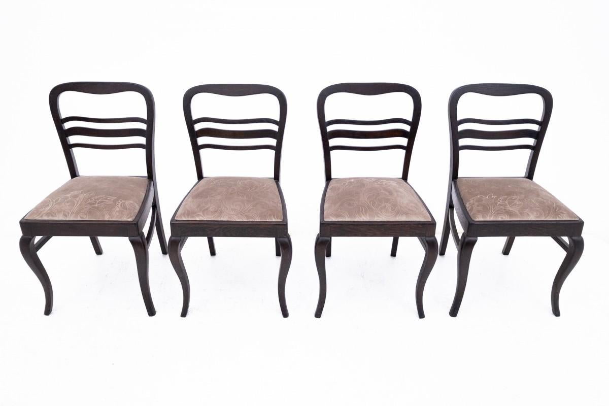 Ensemble de chaises, Pologne, années 1930.

Très bon état, après rénovation professionnelle et remplacement de la sellerie par une neuve.

Bois : chêne

Dimensions :

hauteur 88 cm, hauteur du siège 48 cm, largeur 48 cm, profondeur 46 cm