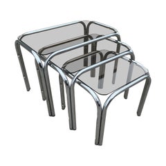Un ensemble de tables gigognes en chrome et verre fumé années 1970