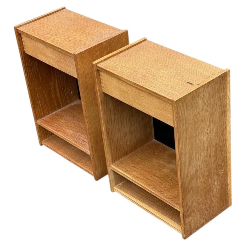 Un set di comodini galleggianti danesi in oak degli anni '60 in vendita