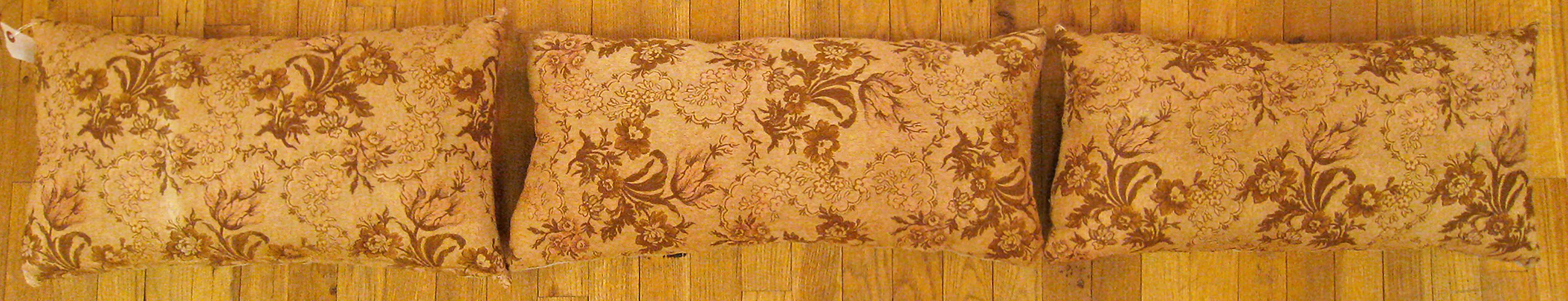 Un set di cuscini antichi in arazzo jacquard; dimensioni 1'1
