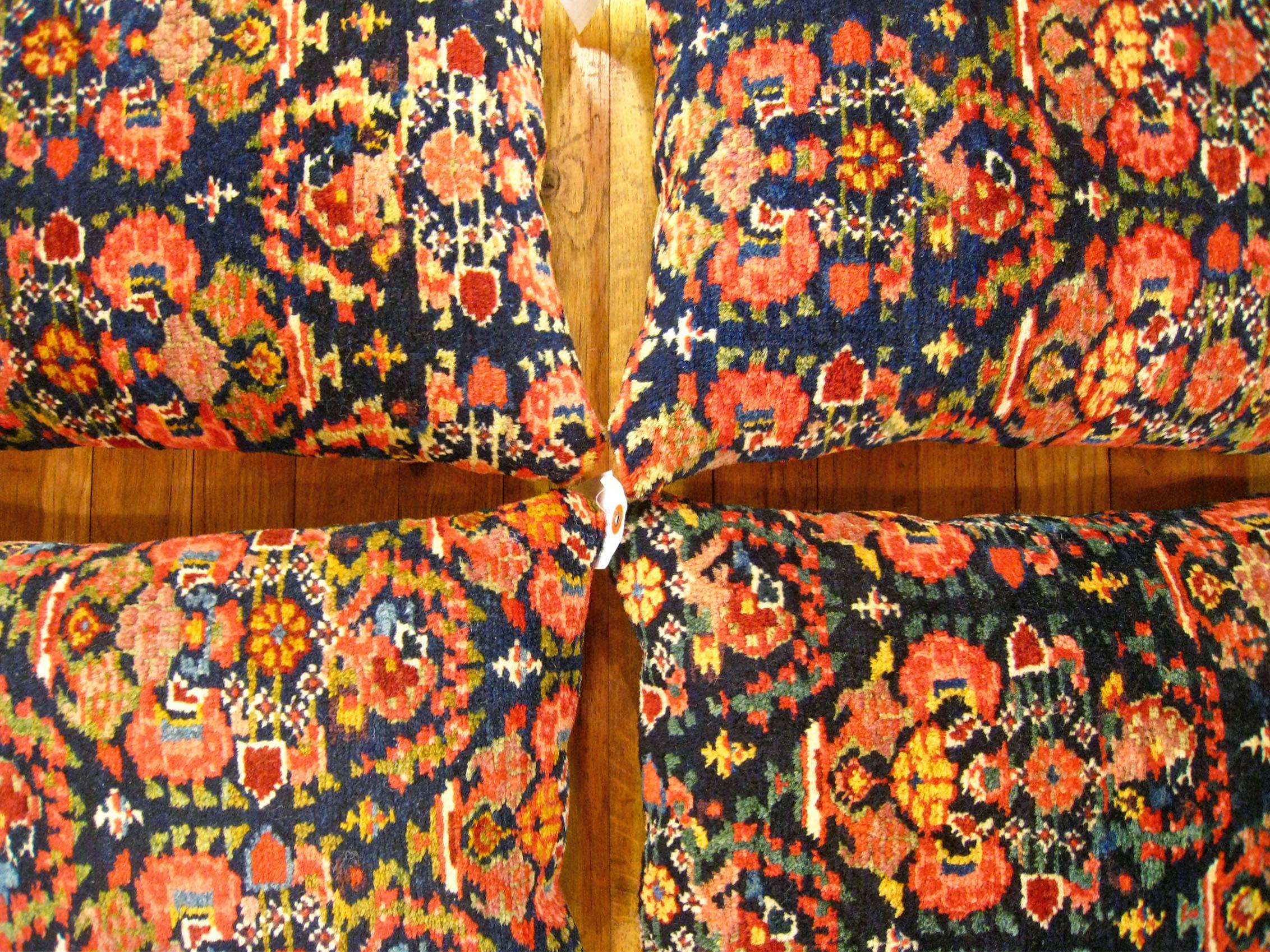 Ensemble de coussins décoratifs persans anciens Malayer sur tapis Bon état - En vente à New York, NY