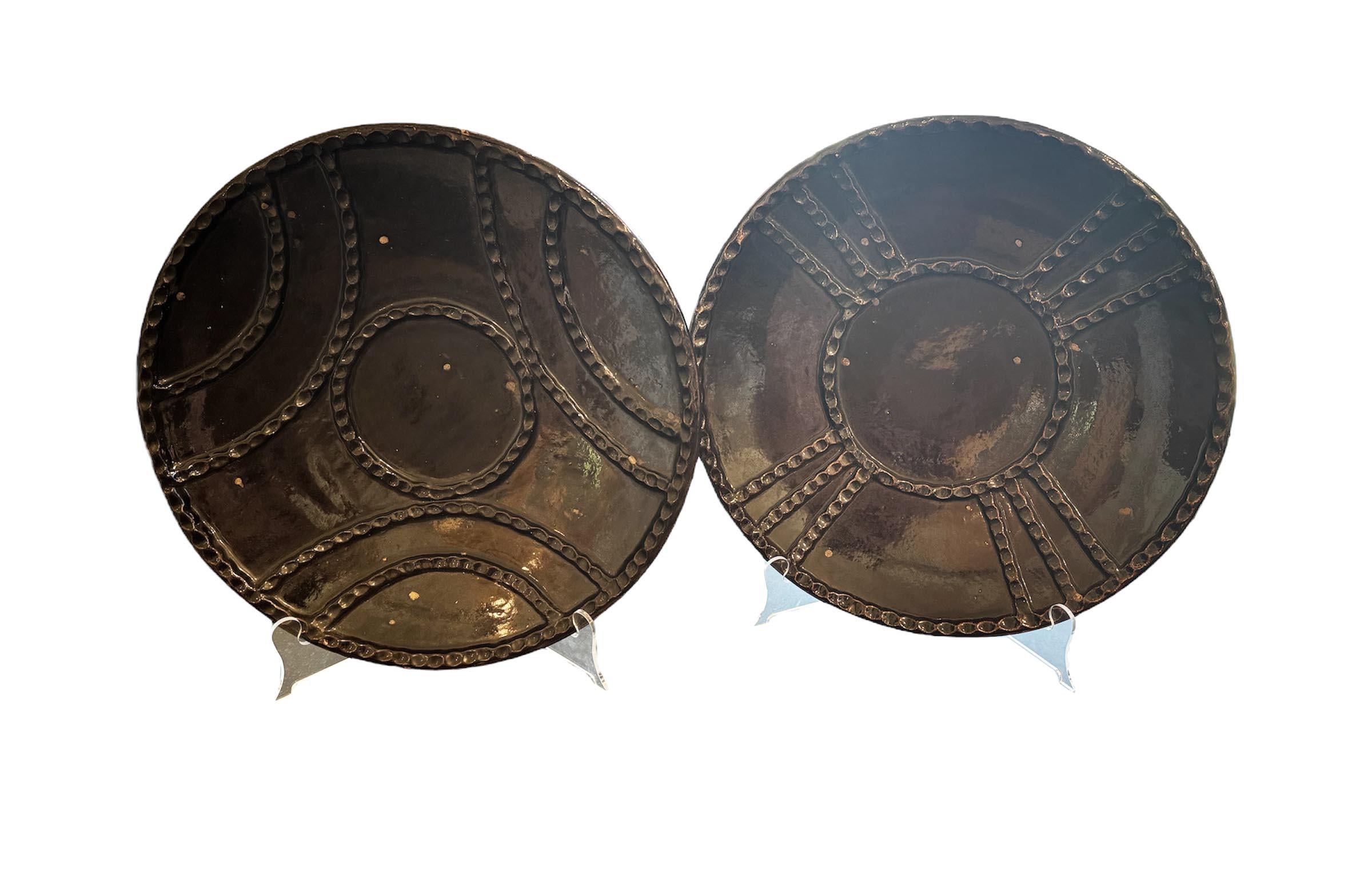 A Set of Decorative Formations Castano Plates In Good Condition For Sale In Scottsdale, AZ