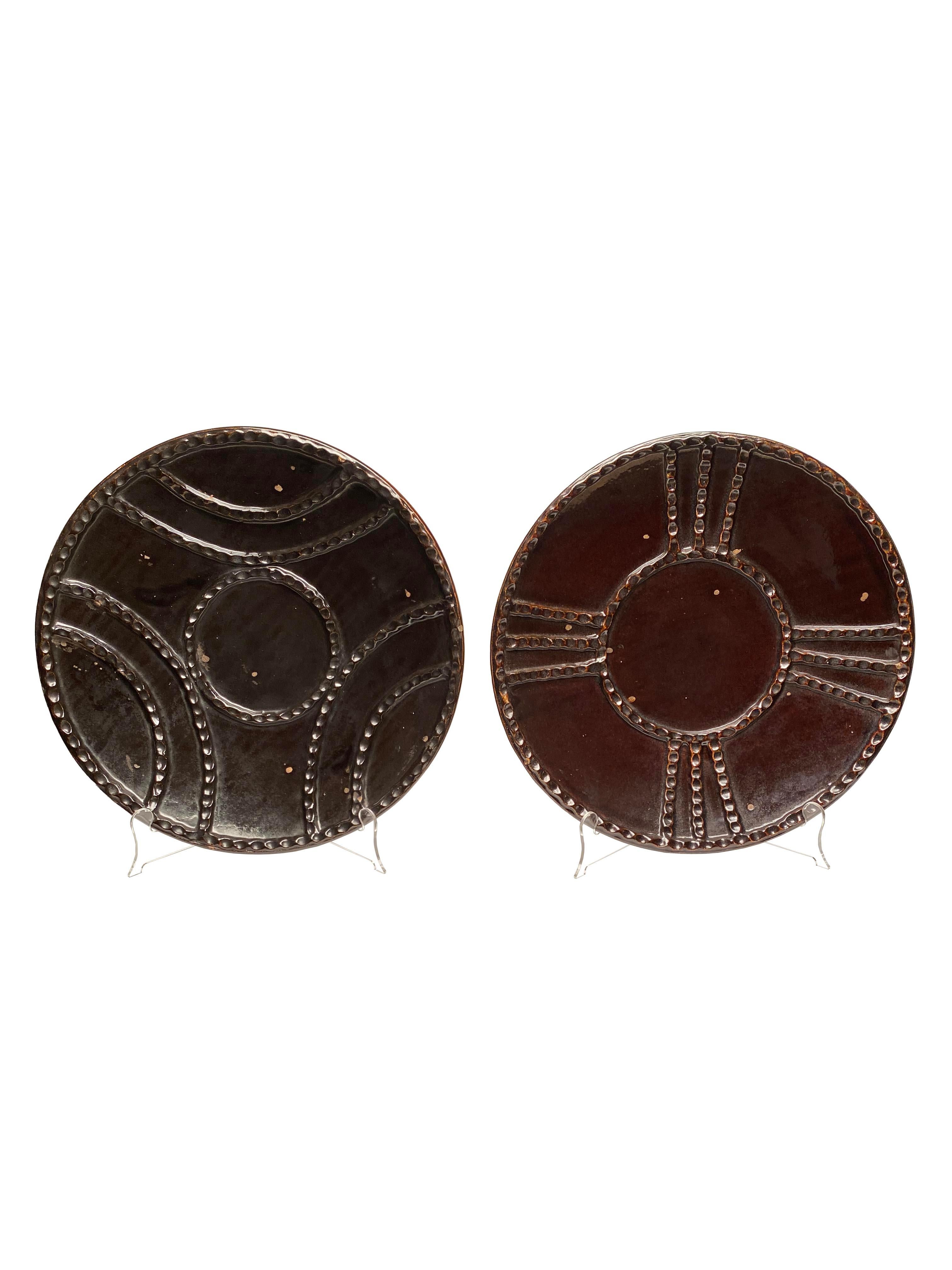 Smaltato Un set di piatti decorativi Formations Castano in vendita