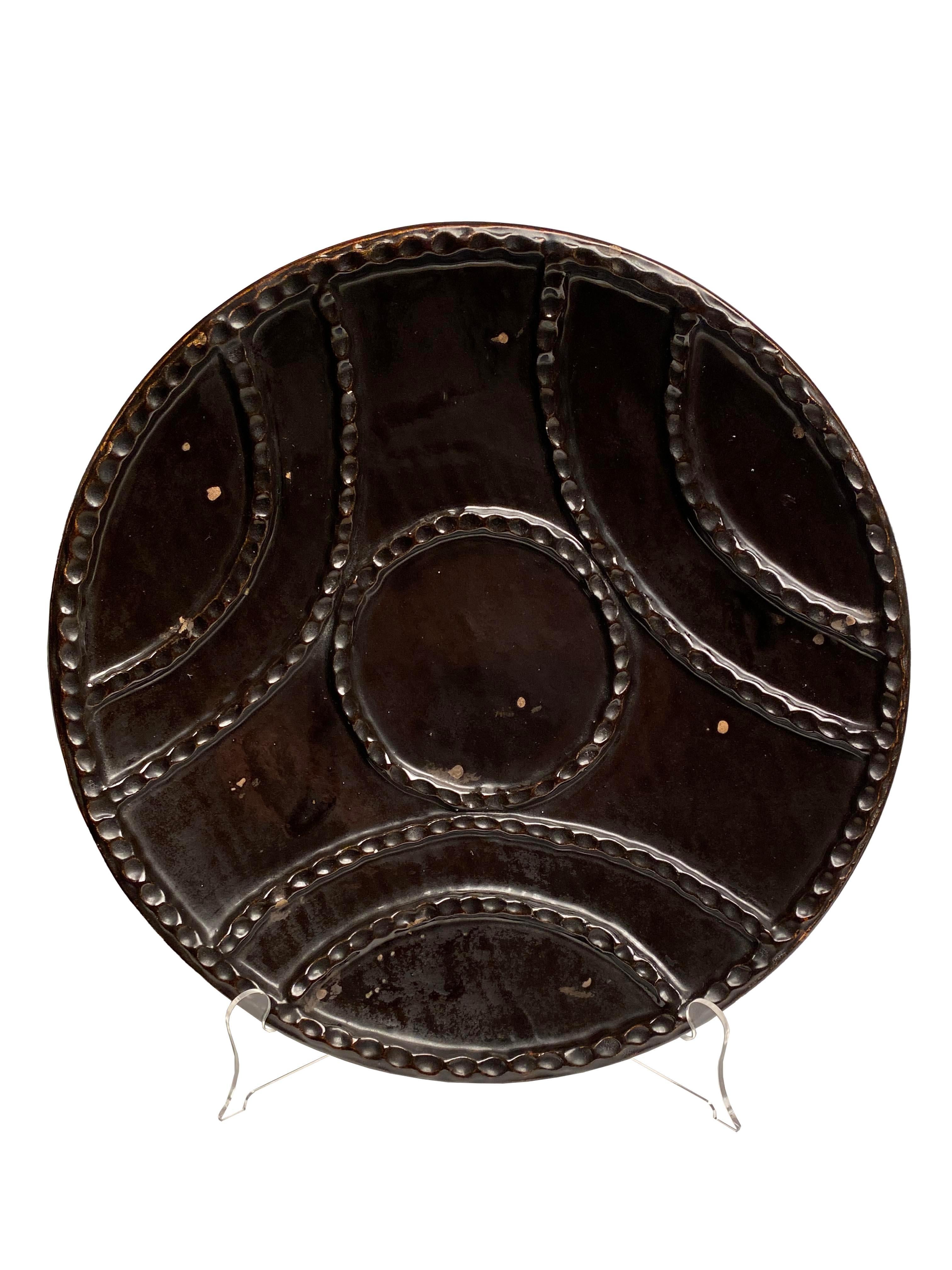 Un set di piatti decorativi Formations Castano In condizioni buone in vendita a Scottsdale, AZ