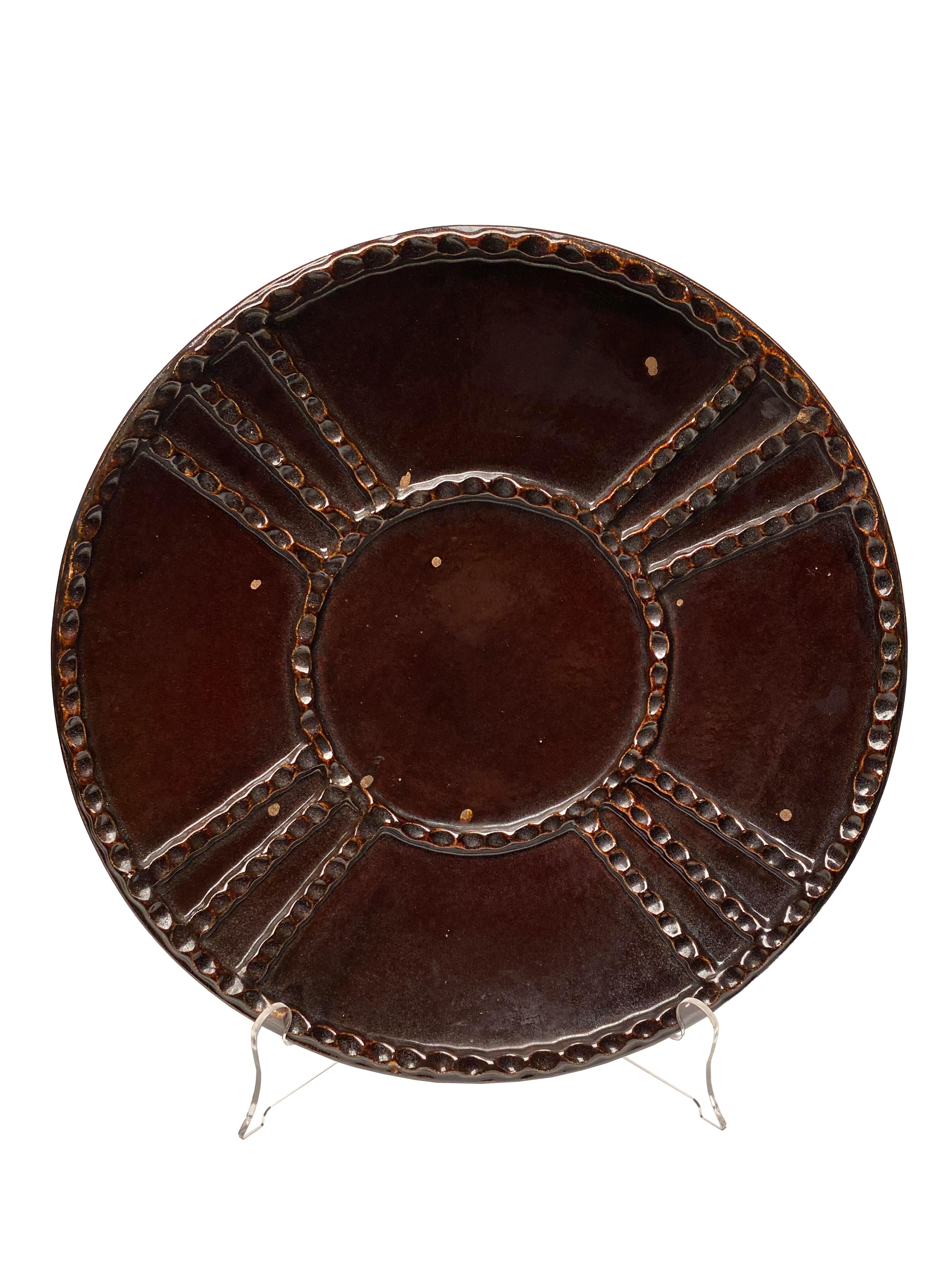 Un set di piatti decorativi Formations Castano in vendita 1