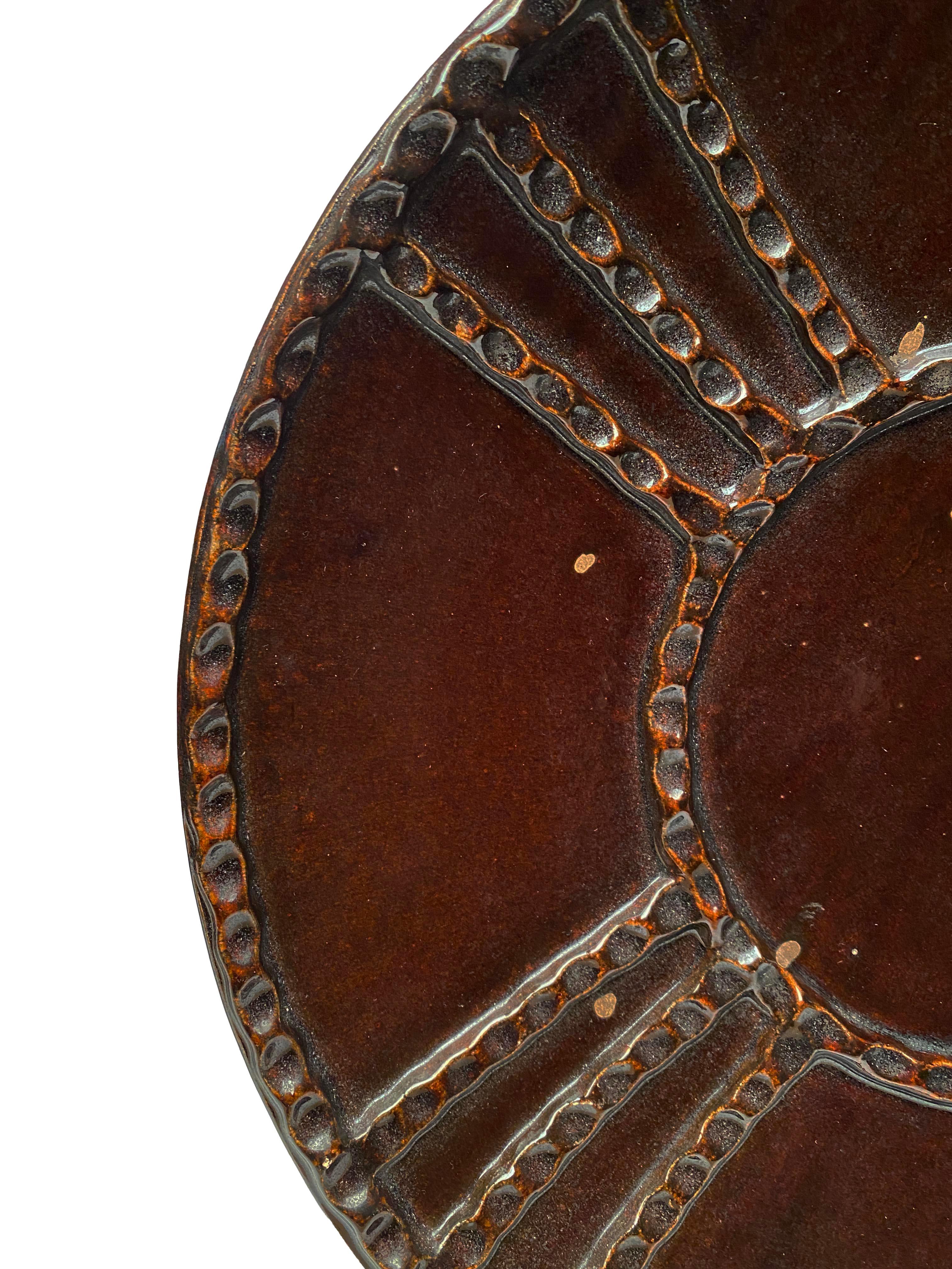 Un set di piatti decorativi Formations Castano in vendita 2