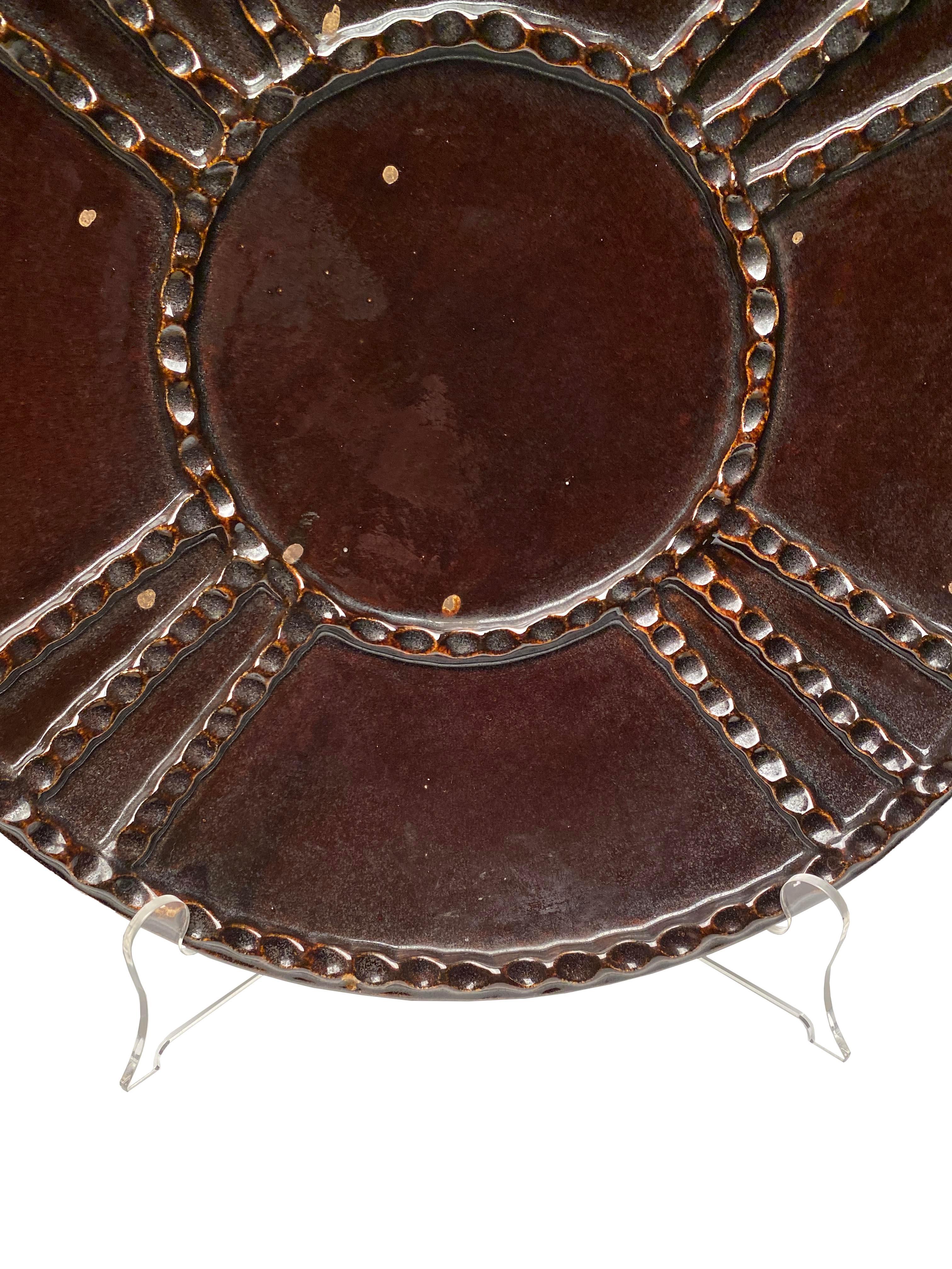 Un set di piatti decorativi Formations Castano in vendita 3