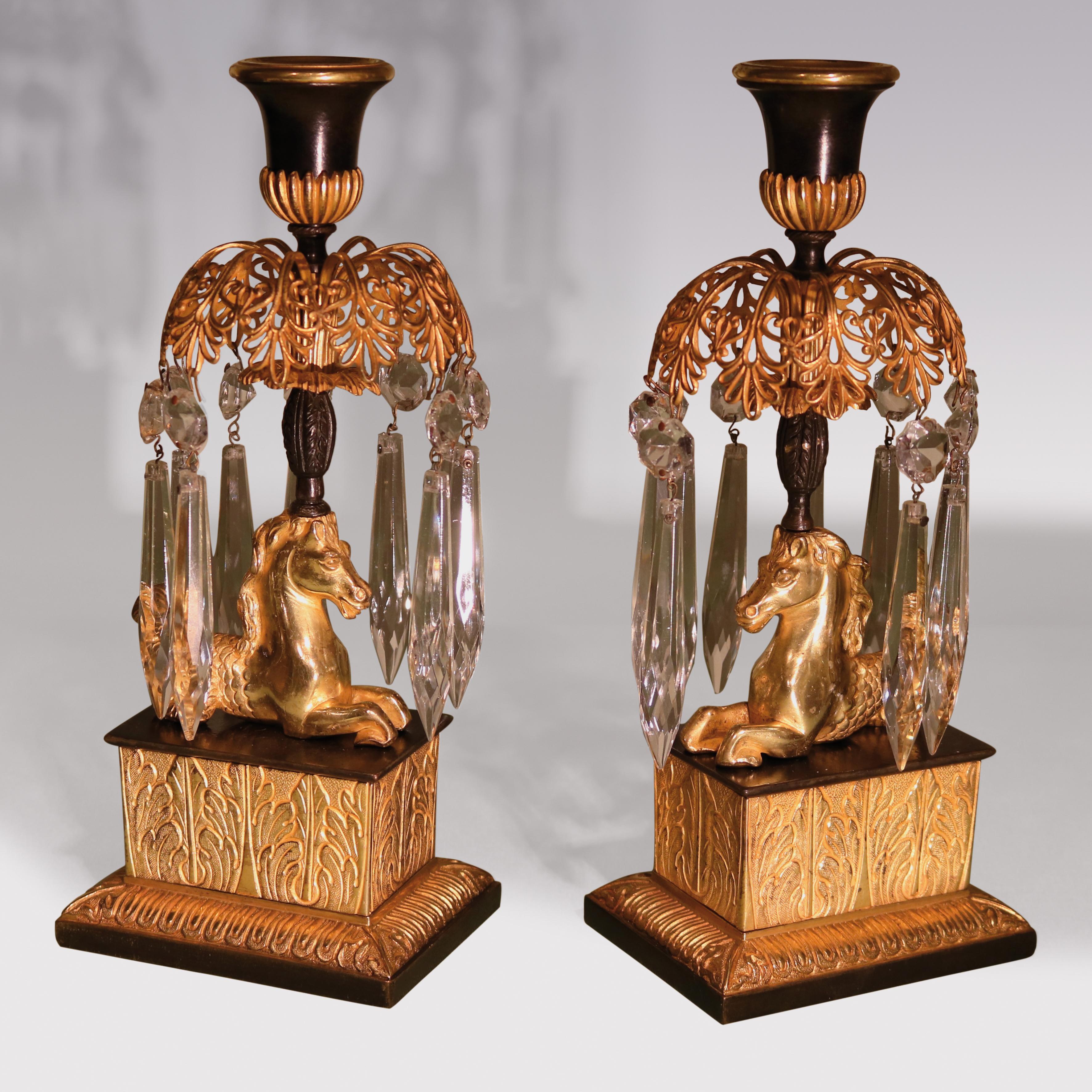 Un'insolita serie di candelabri a lustro in bronzo e ormolu dell'inizio del XIX secolo, 2 singoli e 1 doppio, con baldacchini traforati sollevati su insoliti 