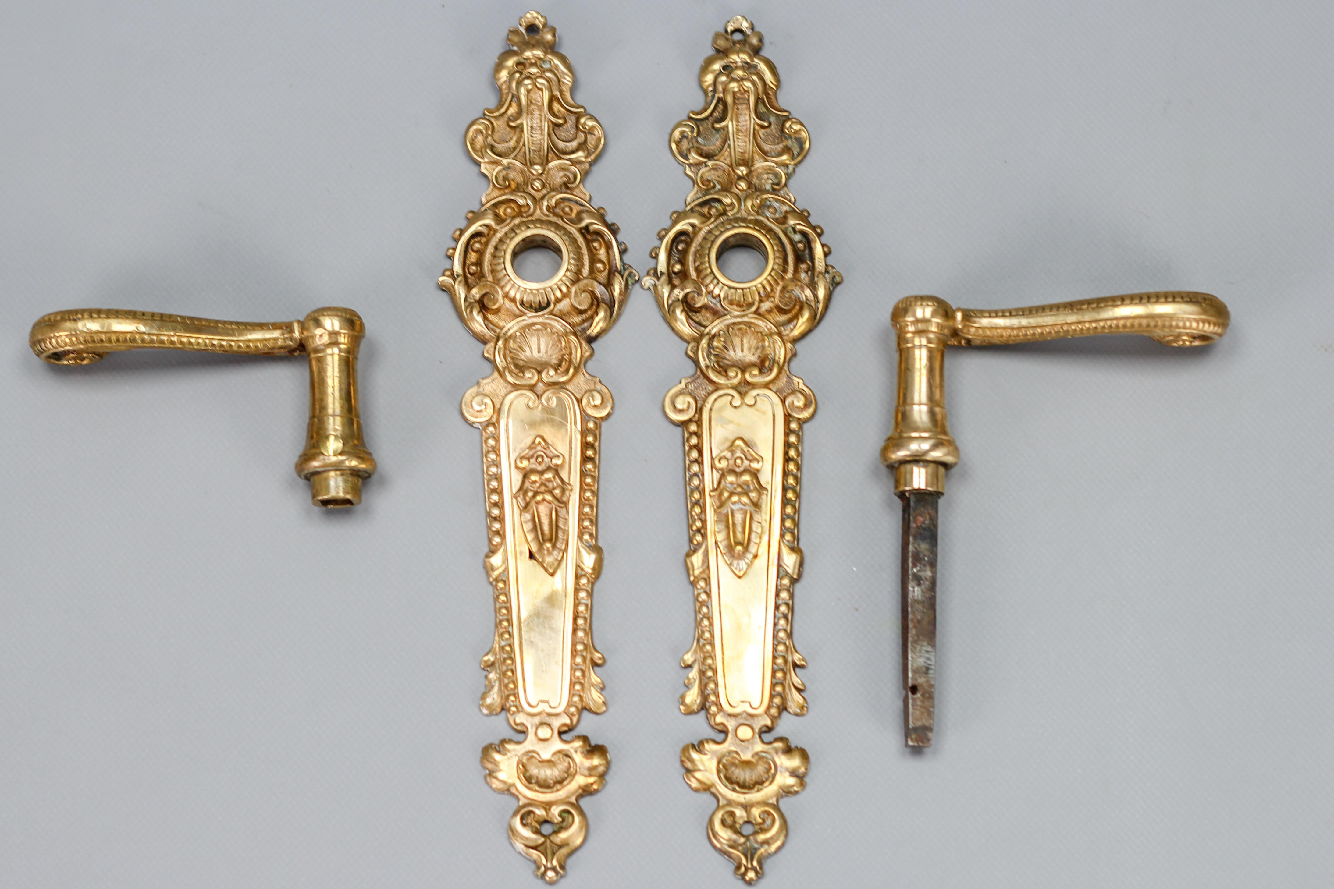 A set of French Louis XV style bronze door plates and handles, early 20th century.
A beautiful set of ornate Louis XV- or Rococo-style brass door plates and handles. Made in France in the early 20th century.
These adorable door handles and plates