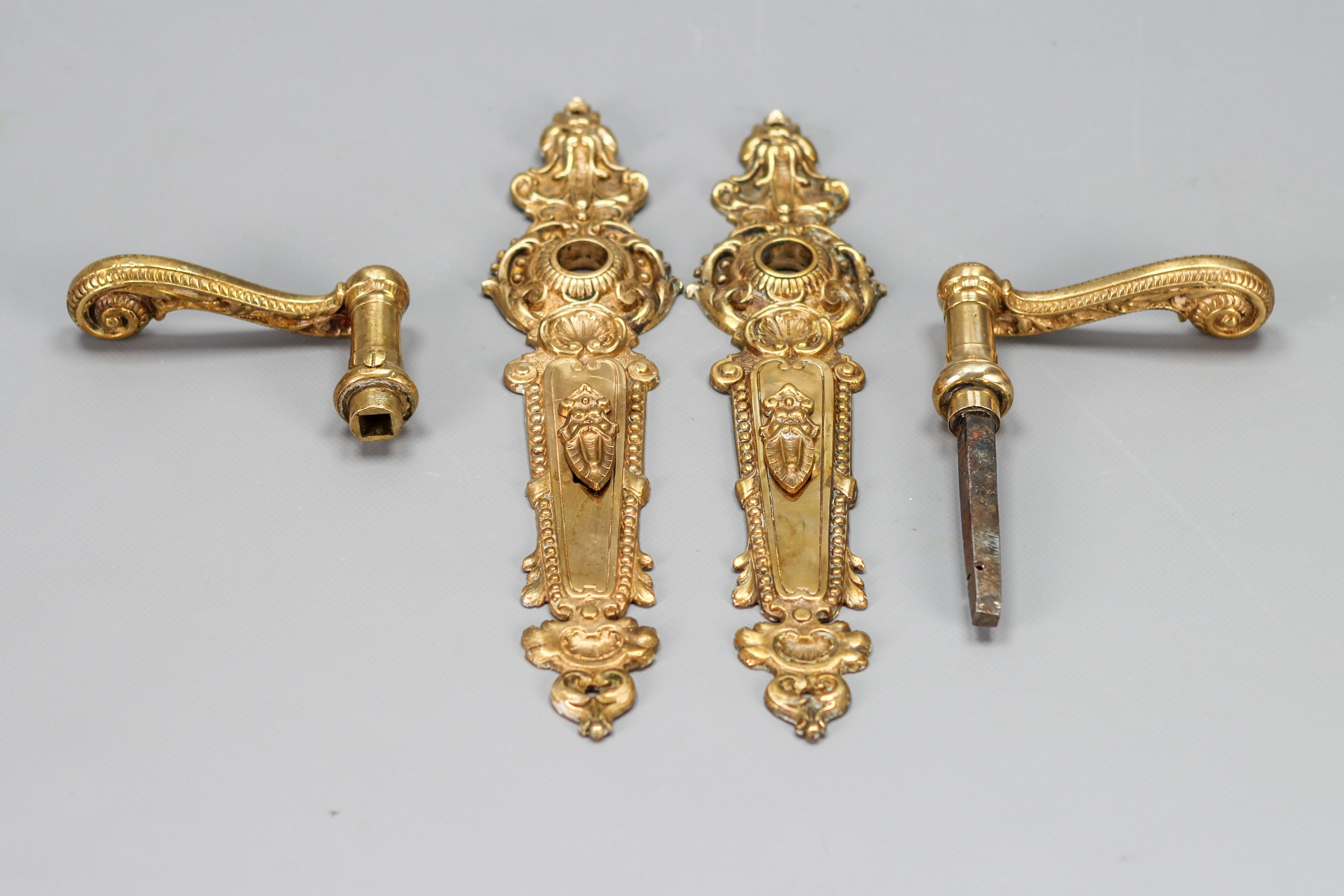 Set of Early 20th Century French Louis XV Style Brass Door Plates and Handles In Good Condition In Barntrup, DE