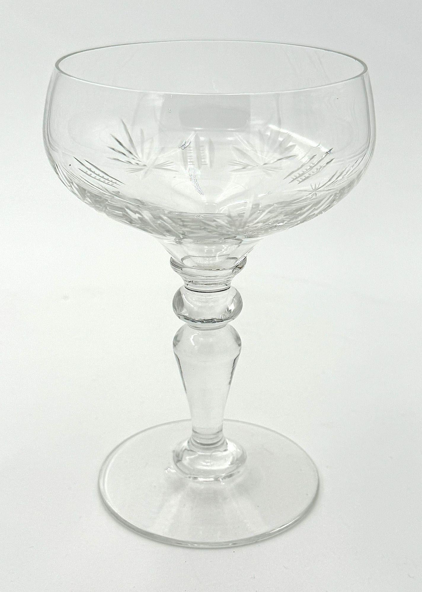 Realizzato con acquaforte Set di otto bicchieri di cristallo Val St Lambert degli anni '30 con stelle incise in vendita