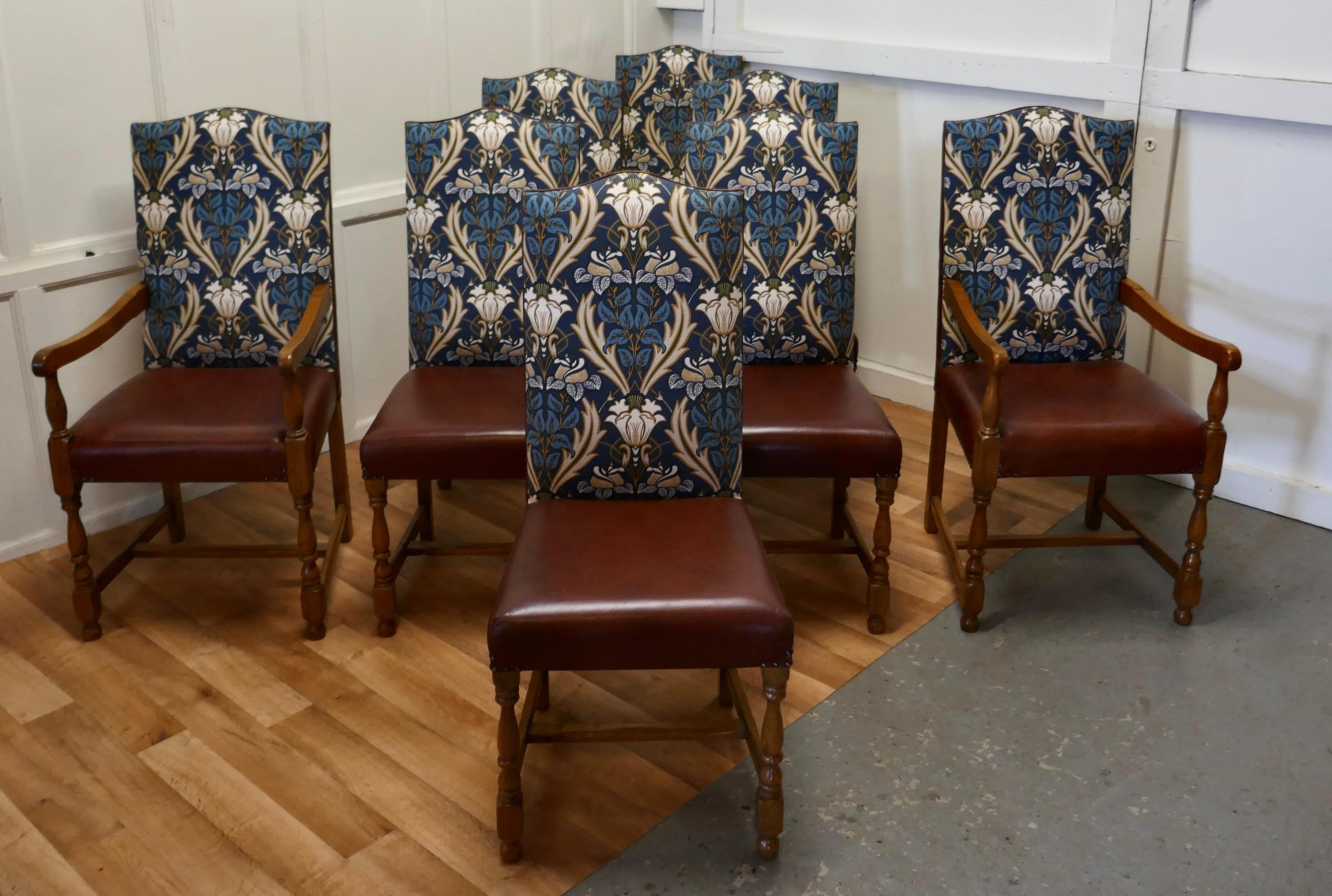 Set von acht Arts & Crafts-Esszimmerstühlen aus goldener Eiche (Arts and Crafts)