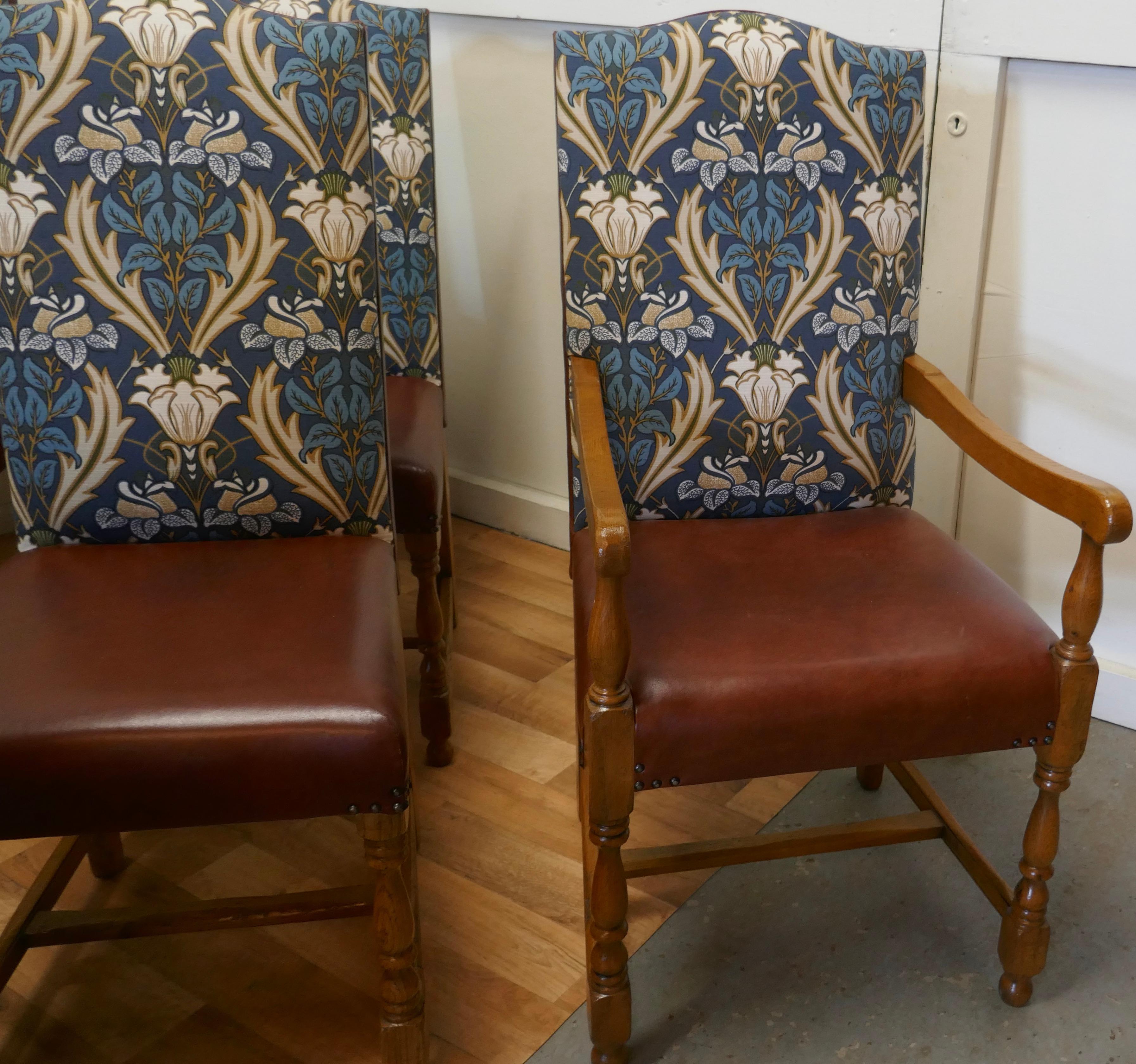 Set von acht Arts & Crafts-Esszimmerstühlen aus goldener Eiche (19. Jahrhundert)