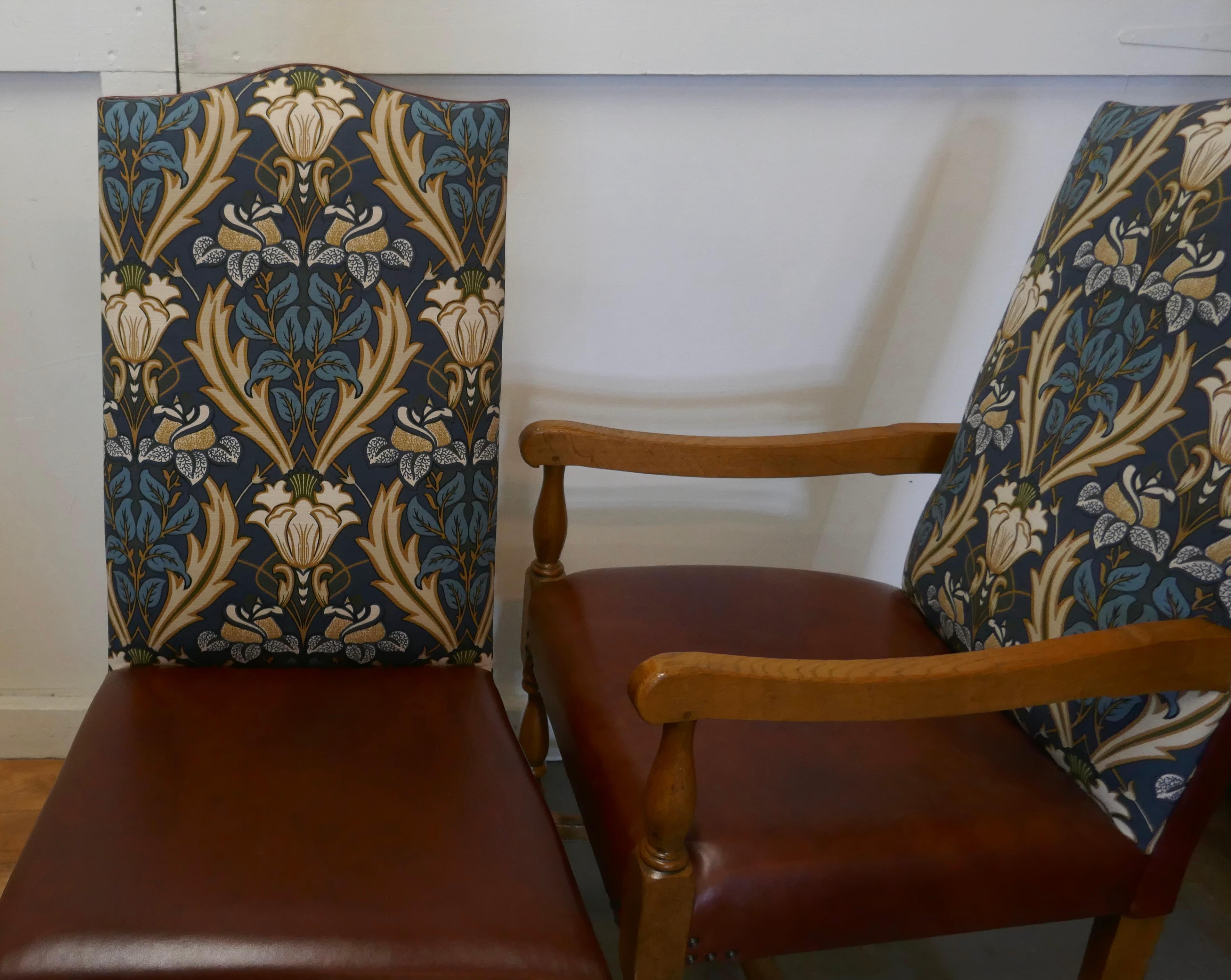 Set von acht Arts & Crafts-Esszimmerstühlen aus goldener Eiche 2