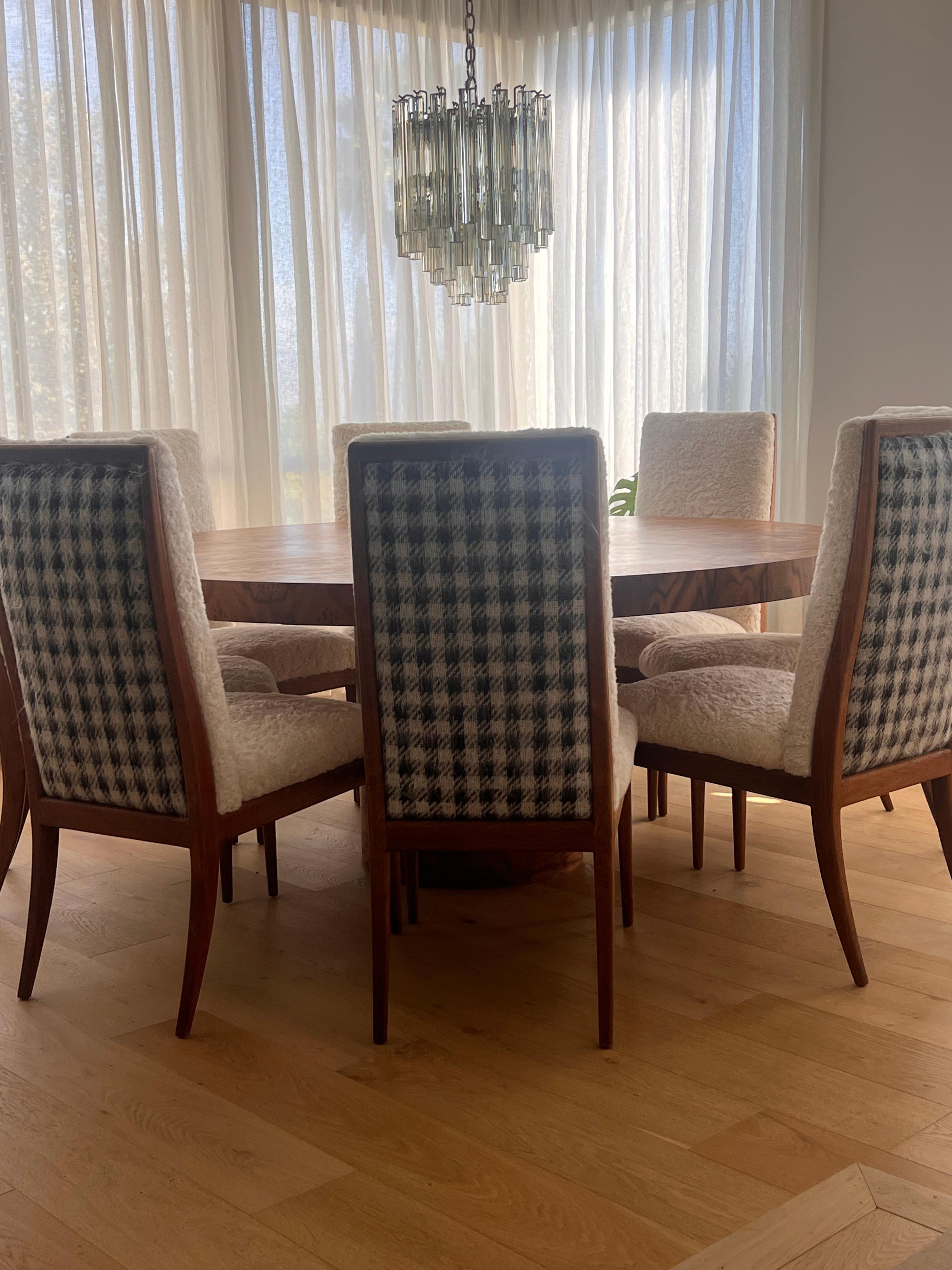 Set di otto sedie da pranzo di Jules Huemann per Metropolitan, anni '60 circa. Icone del design moderno di metà secolo, queste sedie sono caratterizzate da un'elegante struttura in legno di noce con una nuova imbottitura in shearling e uno schienale