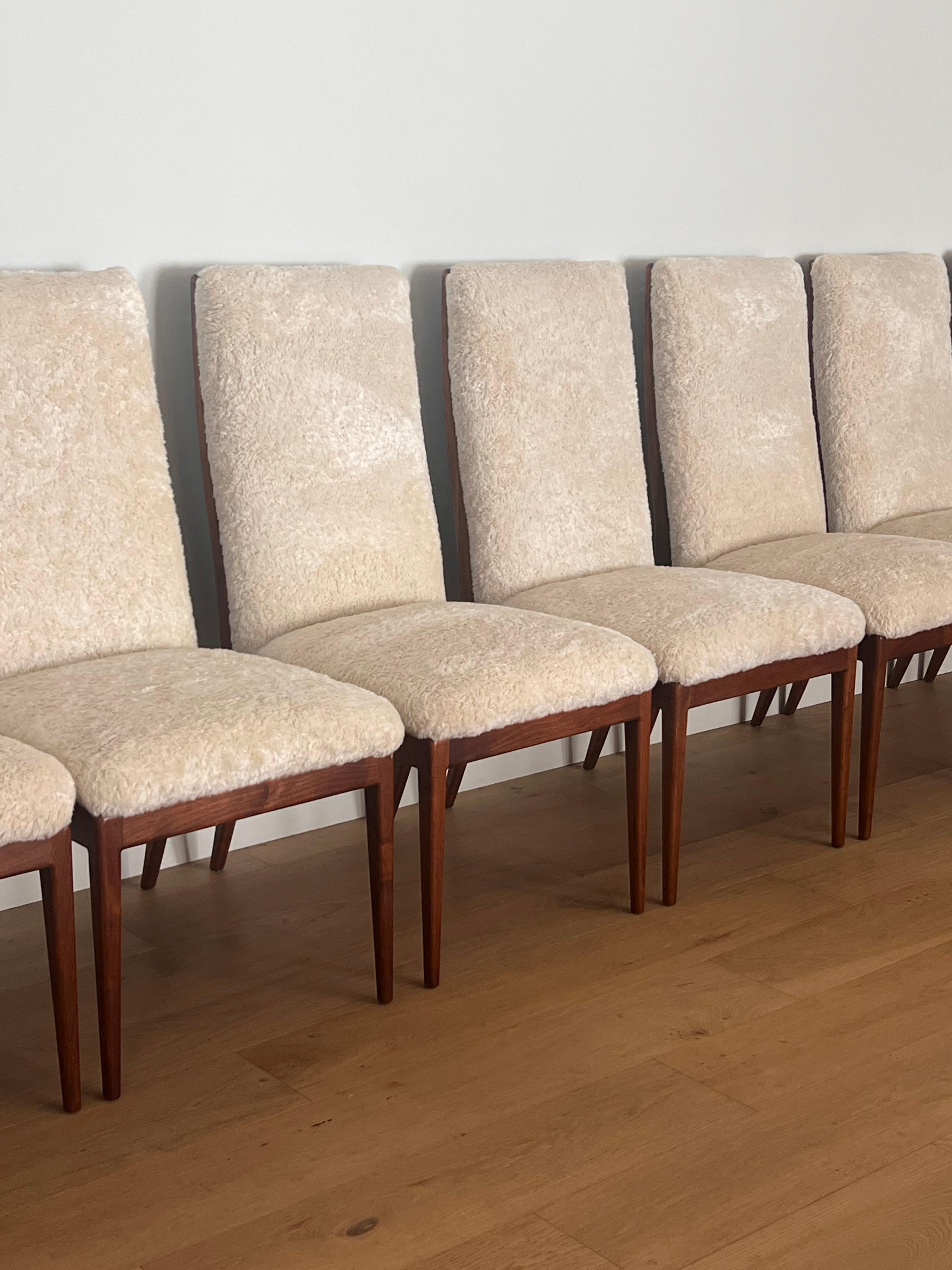 Mid-Century moderno Set di otto sedie da pranzo di Jules Huemann per Metropolitan, metà XX secolo in vendita