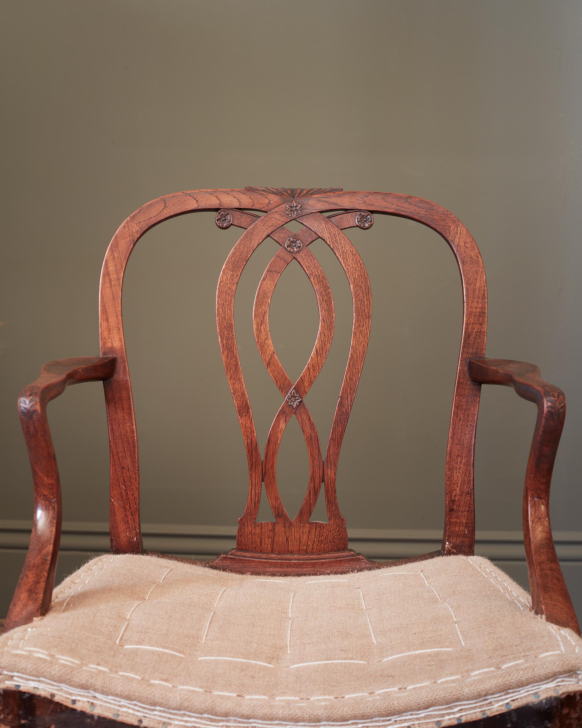 Inglese Un set di otto sedie da pranzo del XVIII secolo in Oak in vendita