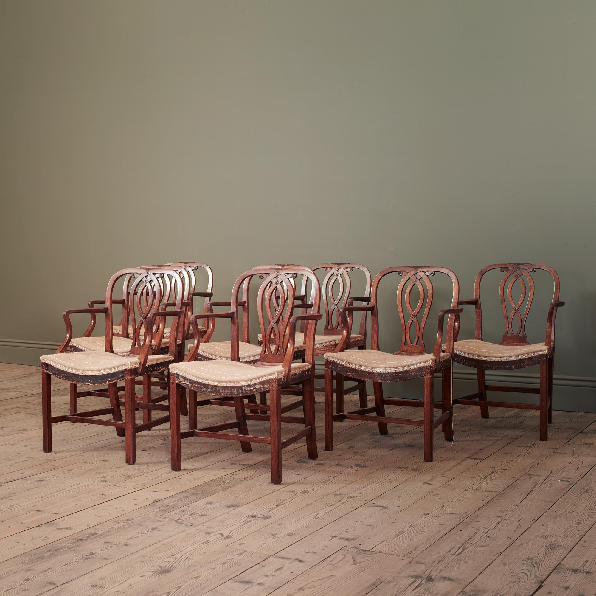 Fino al XVIII secolo Un set di otto sedie da pranzo del XVIII secolo in Oak in vendita
