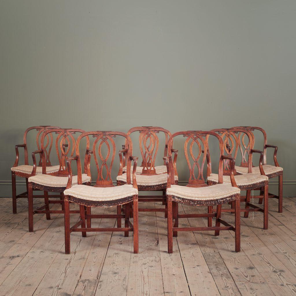 Tappezzeria Un set di otto sedie da pranzo del XVIII secolo in Oak in vendita