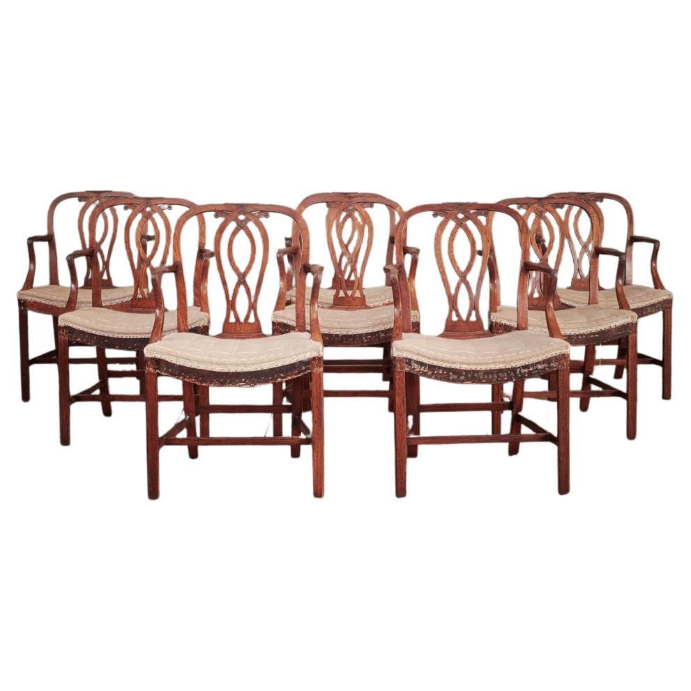 Conjunto de ocho sillas de comedor de roble del siglo XVIII