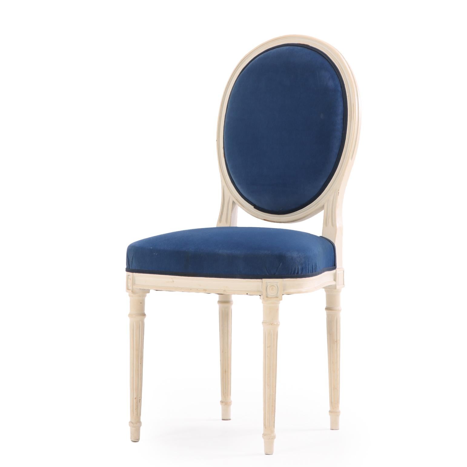Chaque chaise d'appoint présente un dossier ovale avec un cadre peint en blanc, revêtu d'un tissu bleu royal. Les lignes classiques Louis XVI, les pieds fuselés et les proportions raffinées font de cet ensemble un ajout charmant à une salle à manger