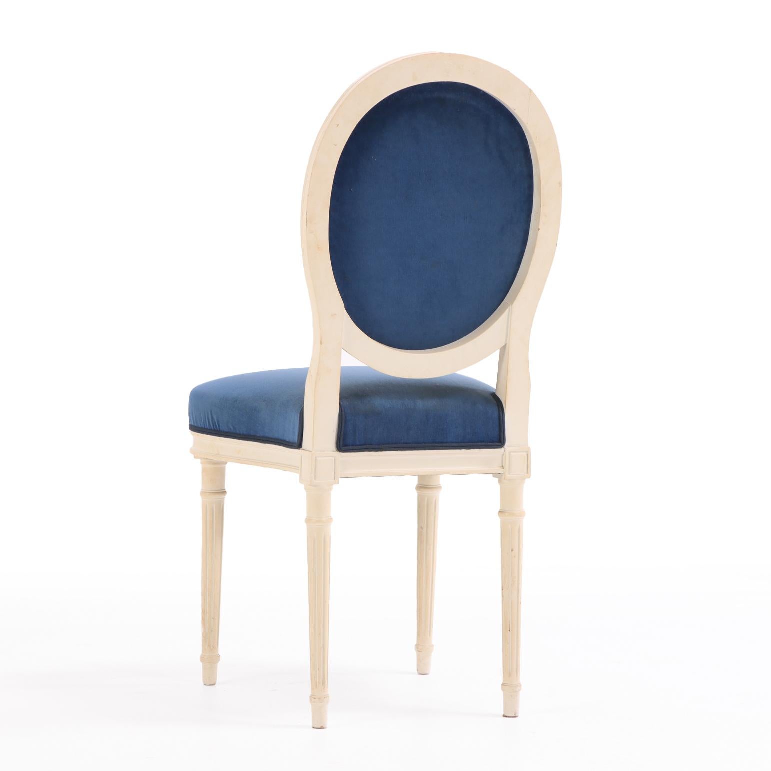 Français Ensemble de huit chaises de salle à manger peintes de style Louis XVI, C.C. 1950. en vente