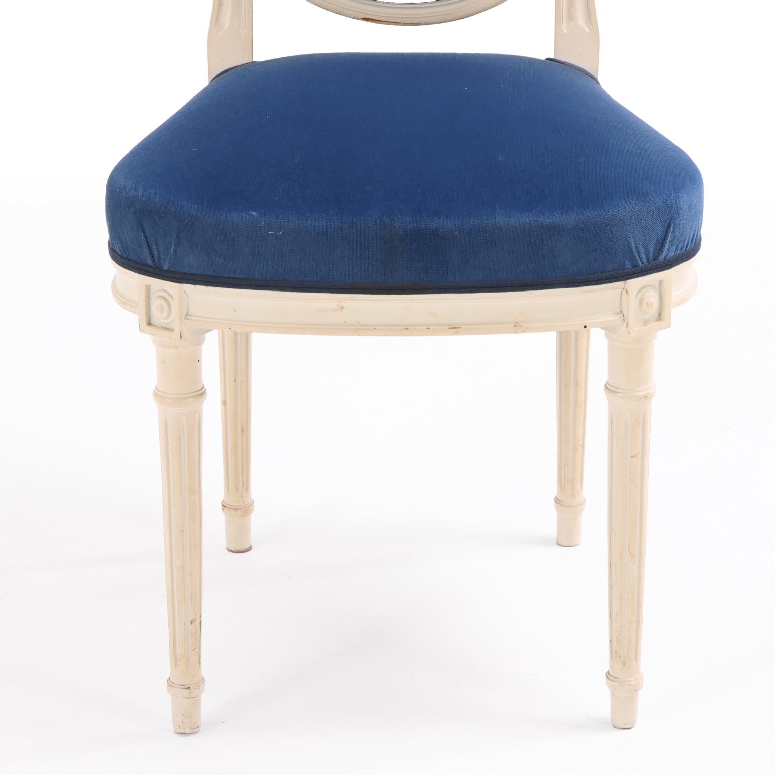 Ensemble de huit chaises de salle à manger peintes de style Louis XVI, C.C. 1950. Bon état - En vente à Philadelphia, PA