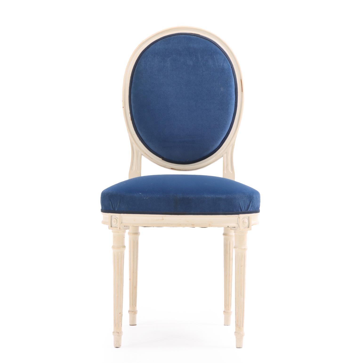 20ième siècle Ensemble de huit chaises de salle à manger peintes de style Louis XVI, C.C. 1950. en vente